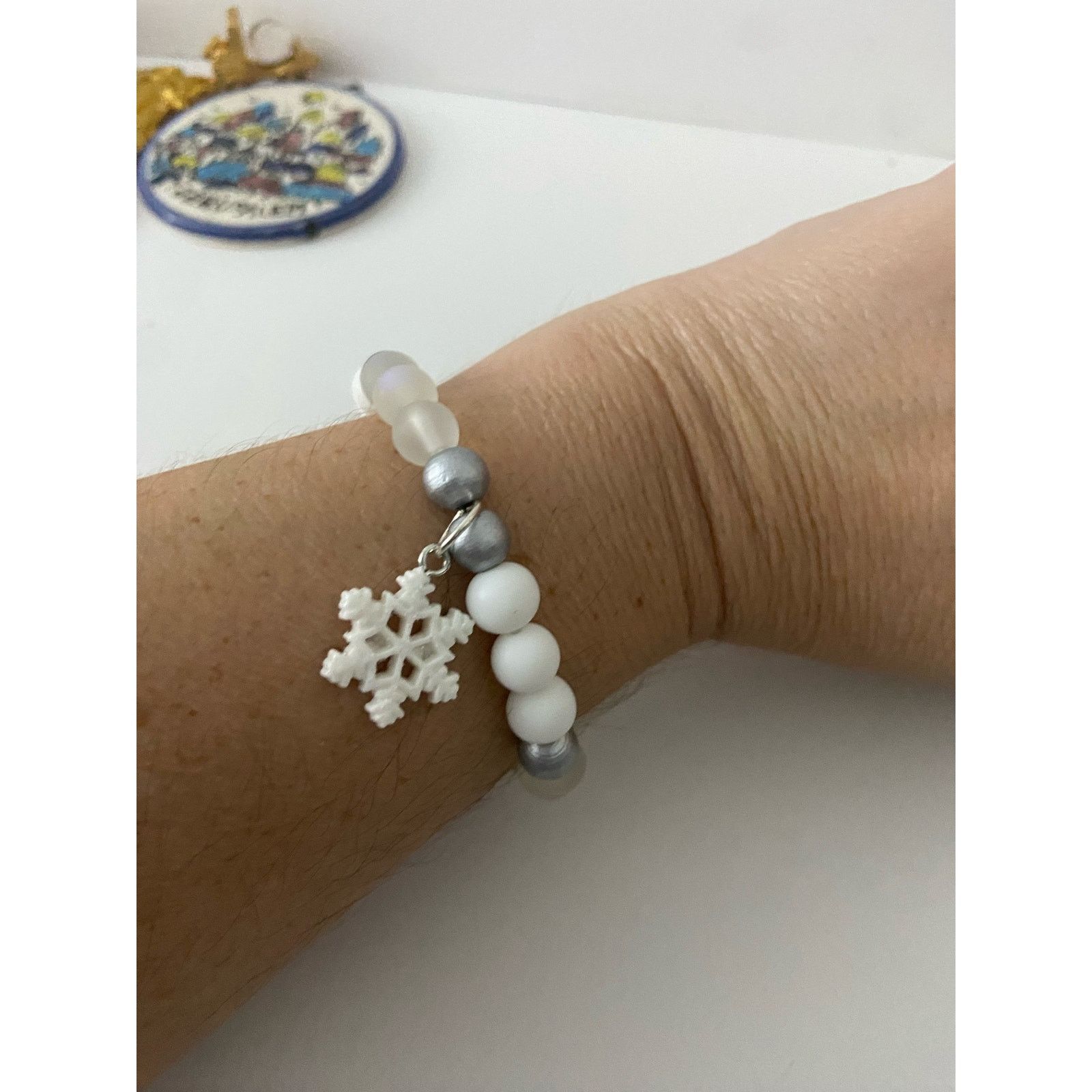 Handmade bead bracelet with snowflake charm Size ONE SIZE - 1 Thumbnail