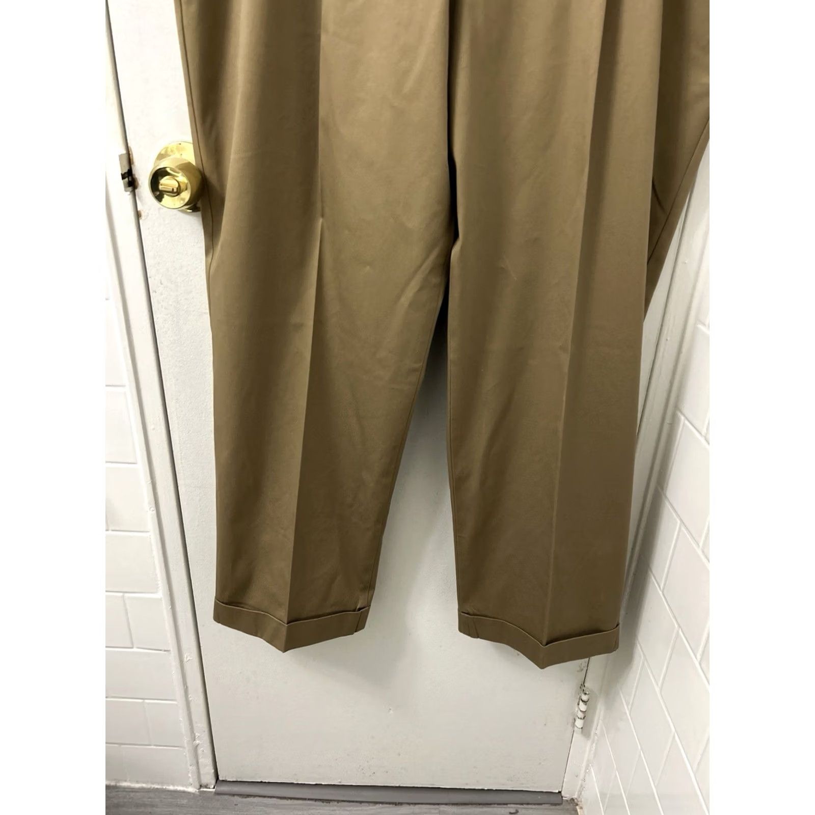 Dockers Dockers Pants Mens 44x31 Tan Khaki Relaxed Fit Pleated Cuffed Chino Trousers Size US 44 / EU 60 - 3 Thumbnail