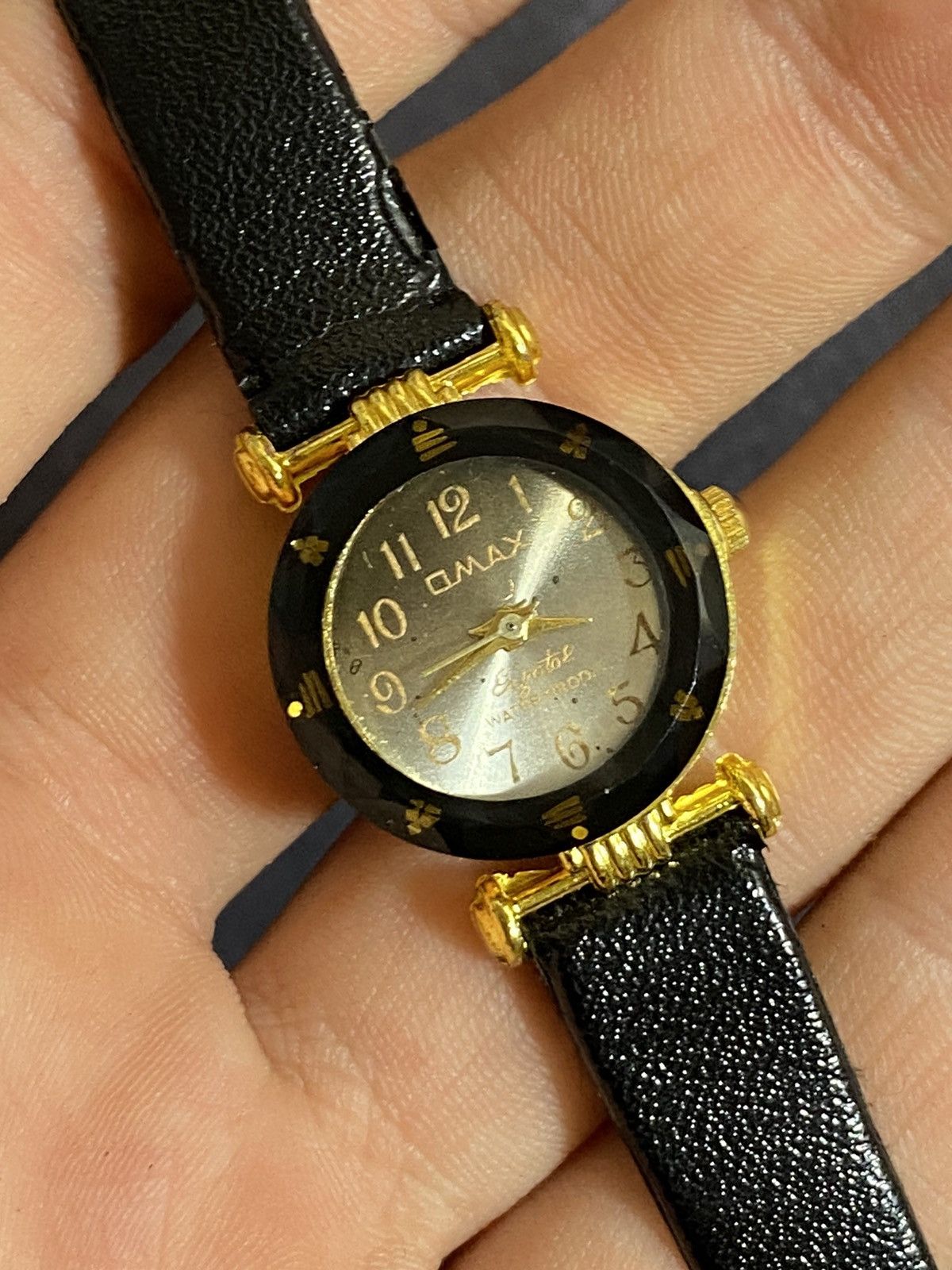 Jewelry Classic Light Dial Watch with Gold Accents Japanese Brand Size ONE SIZE - 6 Thumbnail