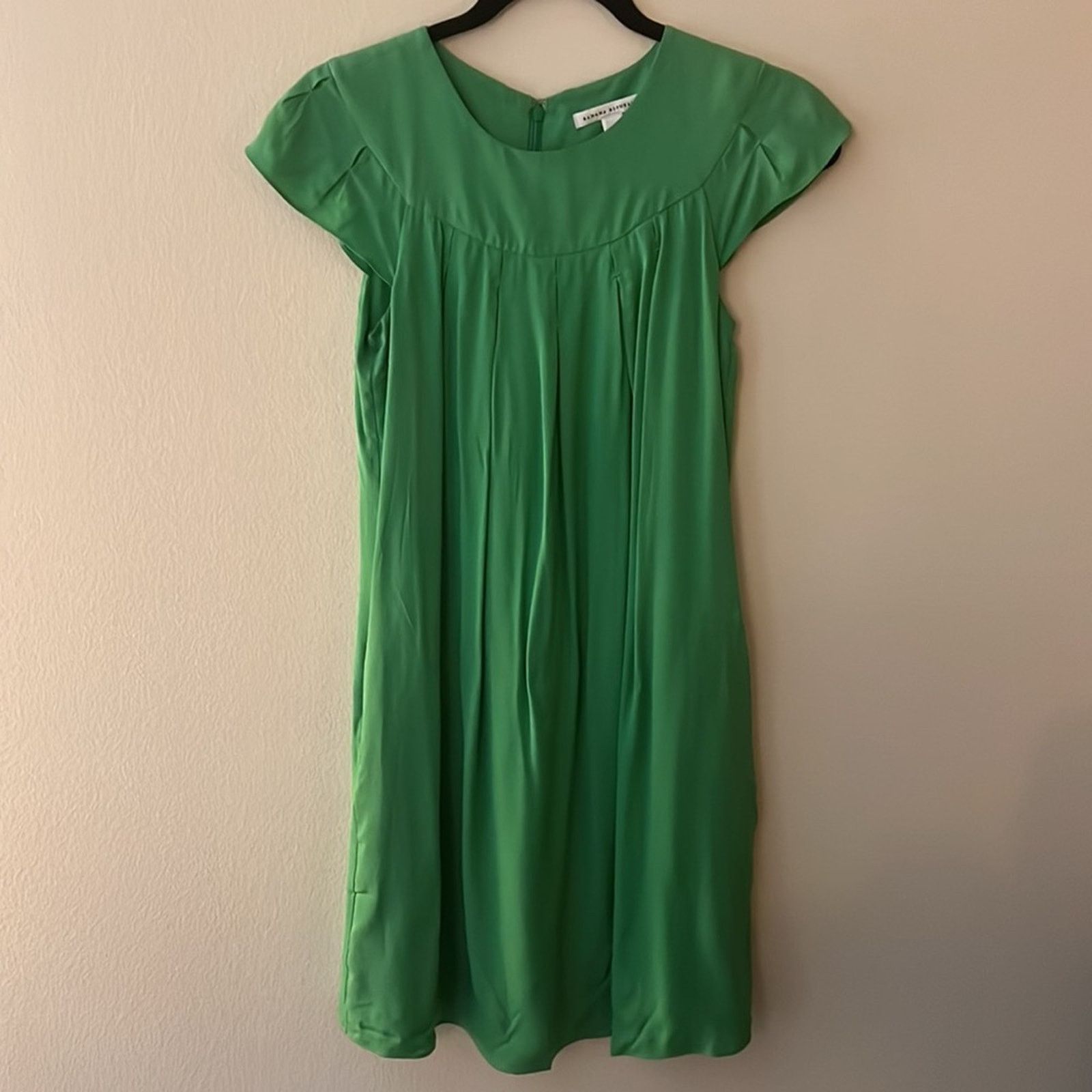 Banana Republic Banana Republic Lime Green Pleated Dress Size XS Size XS / US 0-2 / IT 36-38 - 2 Thumbnail