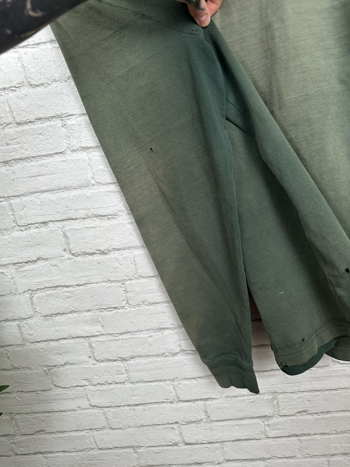 Carhartt (M) BEAUTIFUL FADED THRASHED Carhartt Longsleeve Tee Size US M / EU 48-50 / 2 - 16 Thumbnail