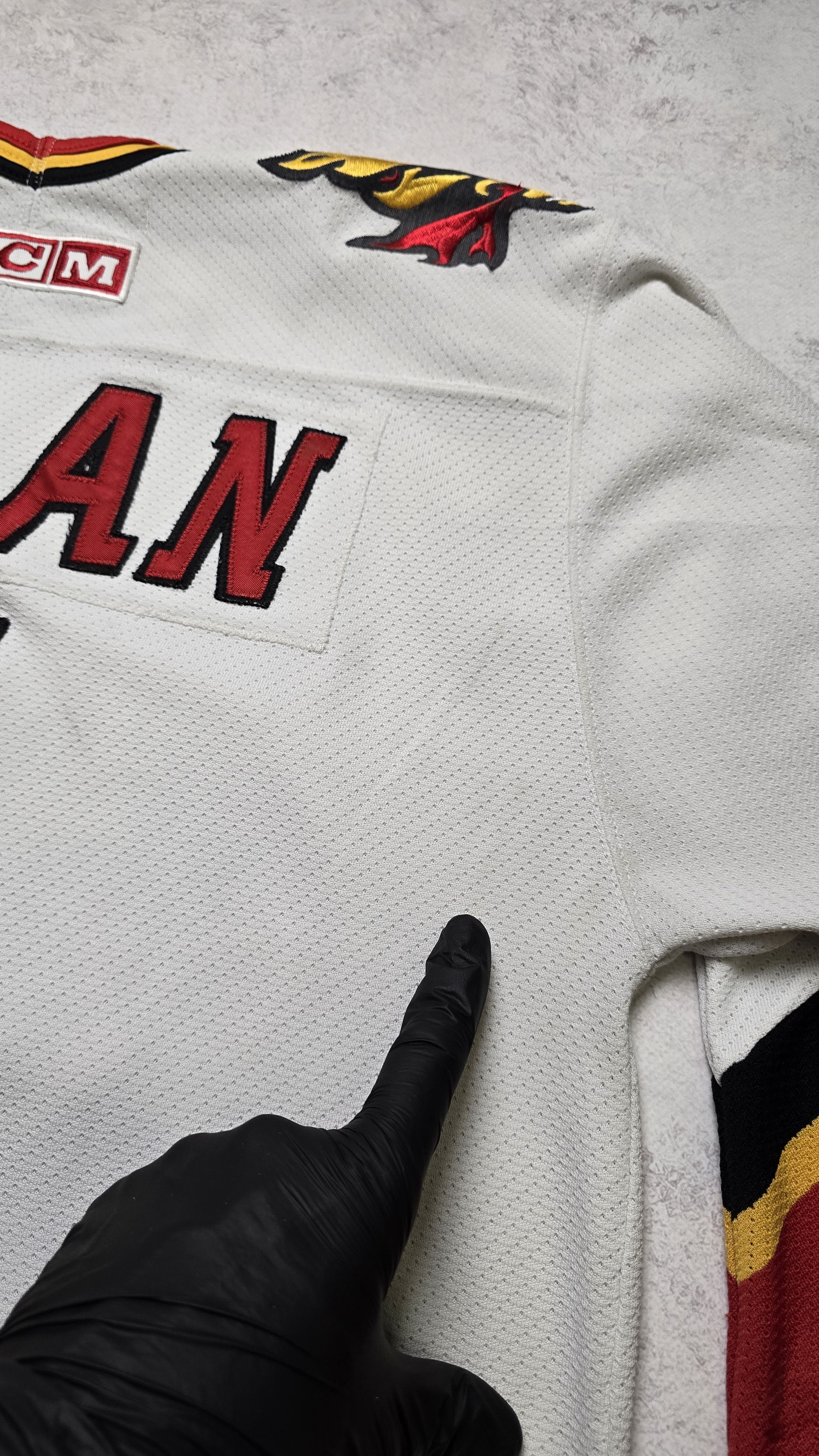 Ccm VTG CCM Air-Knit Calgary Flames Dolan #1 NHL Hockey Jersey Size US M / EU 48-50 / 2 - 9 Thumbnail