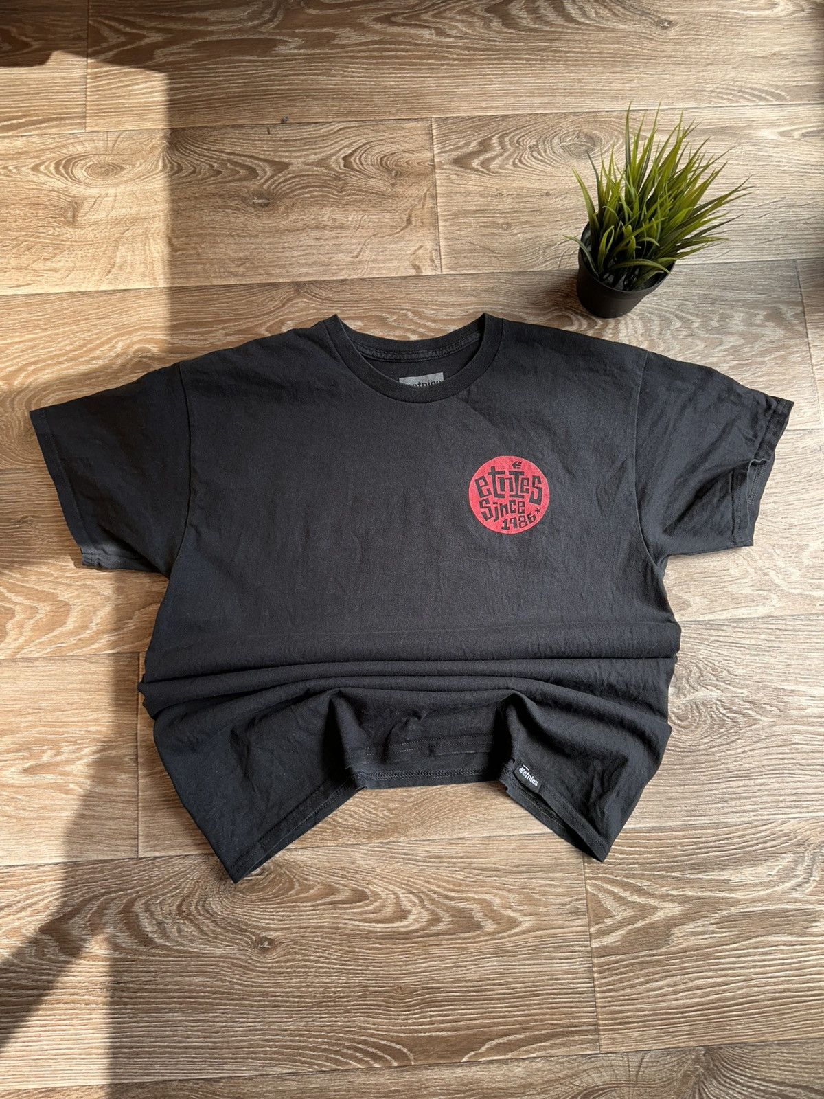 Etnies 🔥 Vintage Y2K Big Logo Etnies Graphic T Shirt Art Black Punk Size US L / EU 52-54 / 3 - 4 Thumbnail