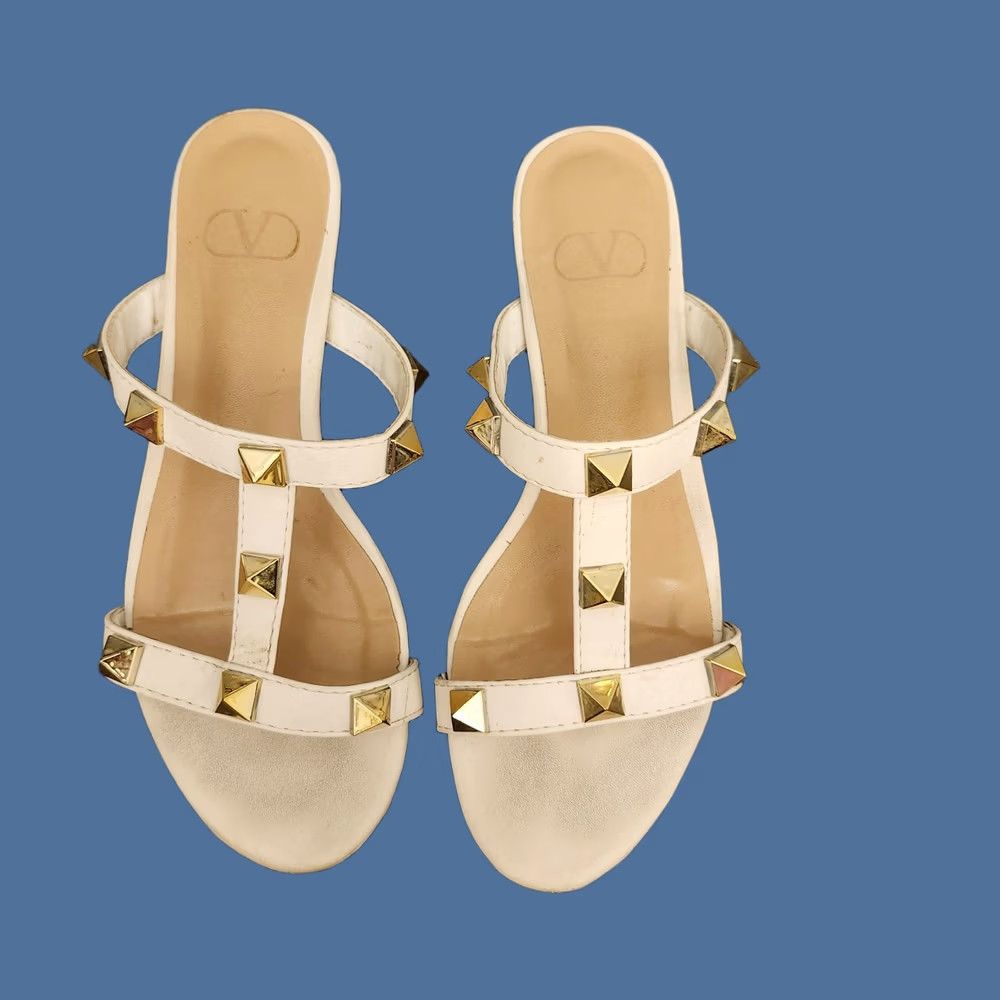 Valentino Valentino Garavani Roman Stud Flat Sandals Women's 36 White Leather Studded Sandals Size US 6 / IT 36 - 1 Thumbnail