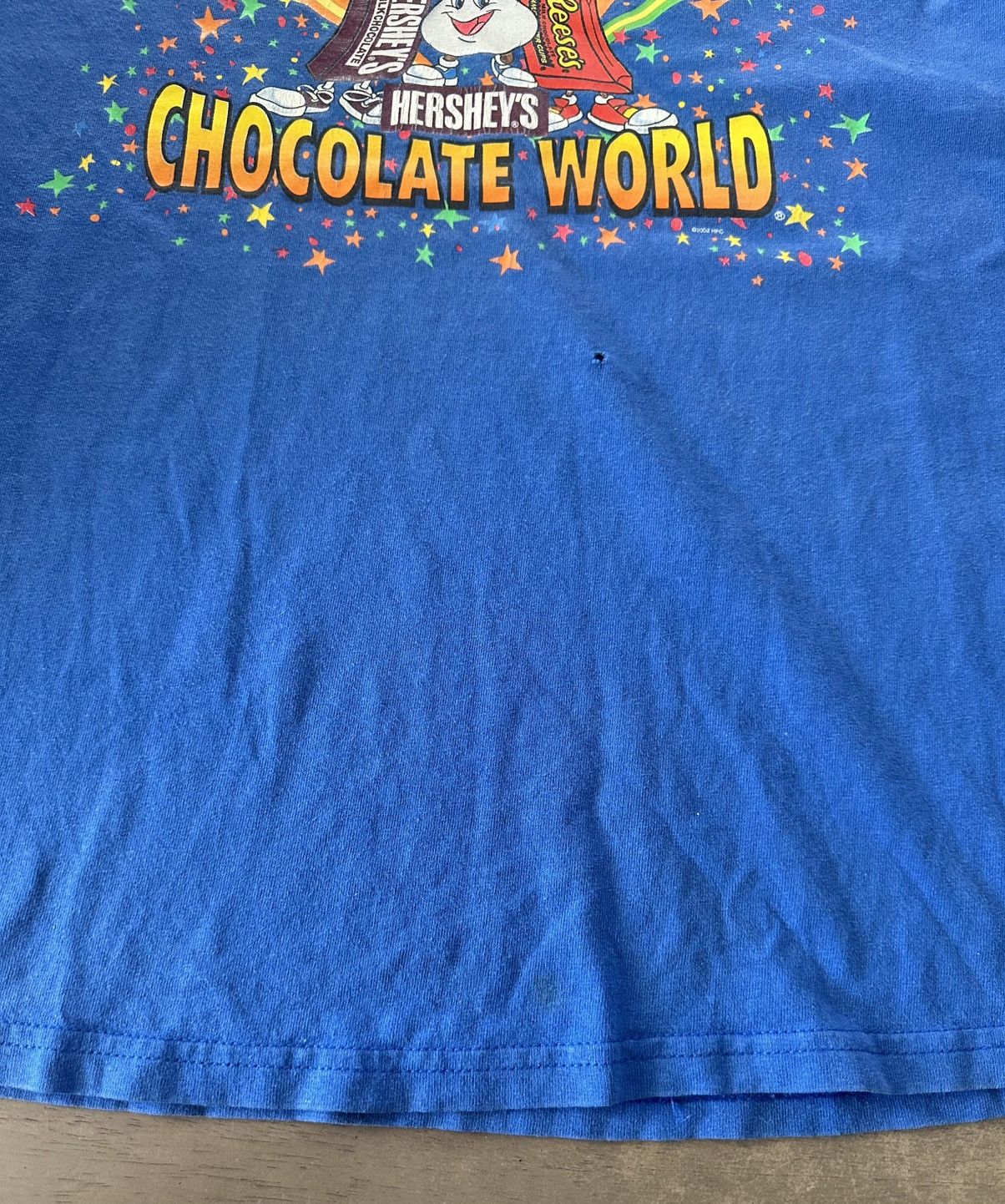 Vintage Med/L 2002 Hersheys Chocolate World Blue T-Shirt No Size Tag Size US L / EU 52-54 / 3 - 6 Thumbnail