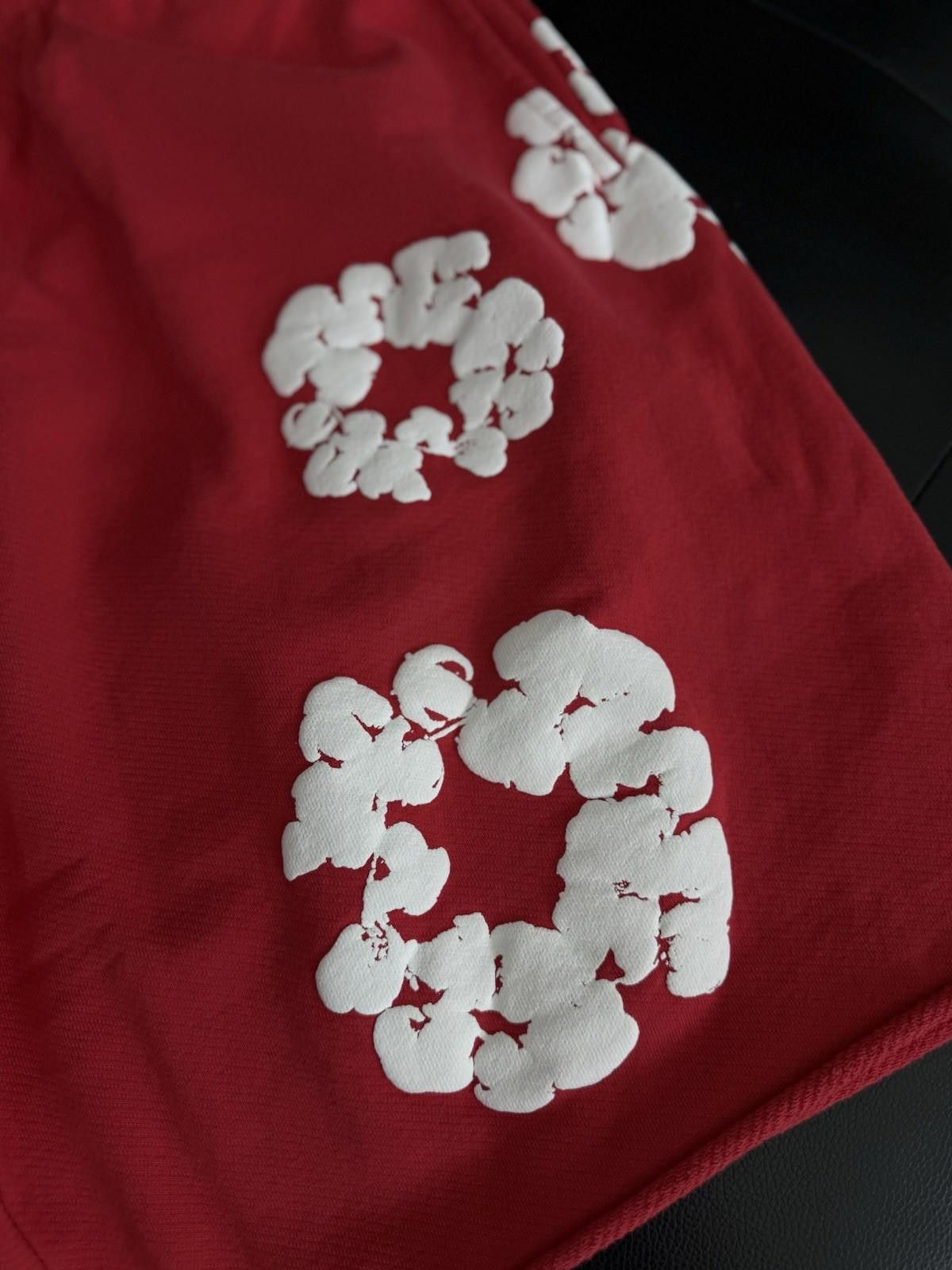 DENIM TEARS Denim Tears Cotton Wreath Shorts Red |BRAND NEW (Large) Size US 34 / EU 50 - 4 Thumbnail