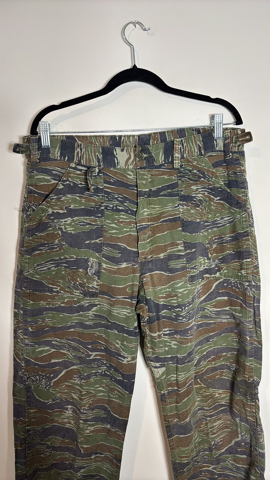 Vintage Vintage 1960s Vietnam Tiger Stripe Camo Fatigue Pants Size US 34 / EU 50 - 2 Thumbnail