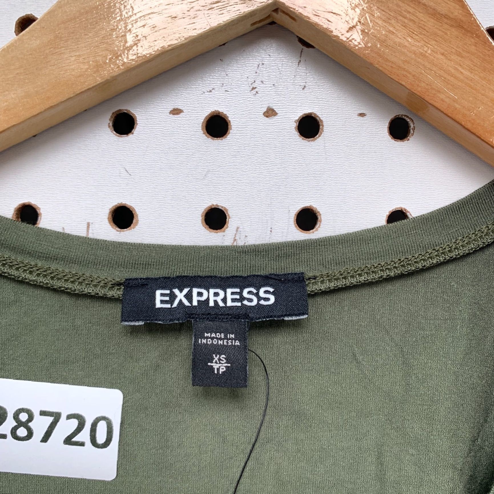Express VINTAGE Express Blouse Womens V-Neck Sleeveless XS Green Solid Basic NWT Size XS / US 0-2 / IT 36-38 - 7 Thumbnail
