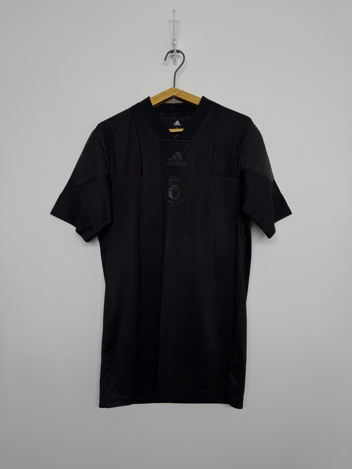 Adidas MANCHESTER UNITED 2018/2019 FOOTBALL SHIRT RETRO STYLE Size US S / EU 44-46 / 1 - 3 Thumbnail