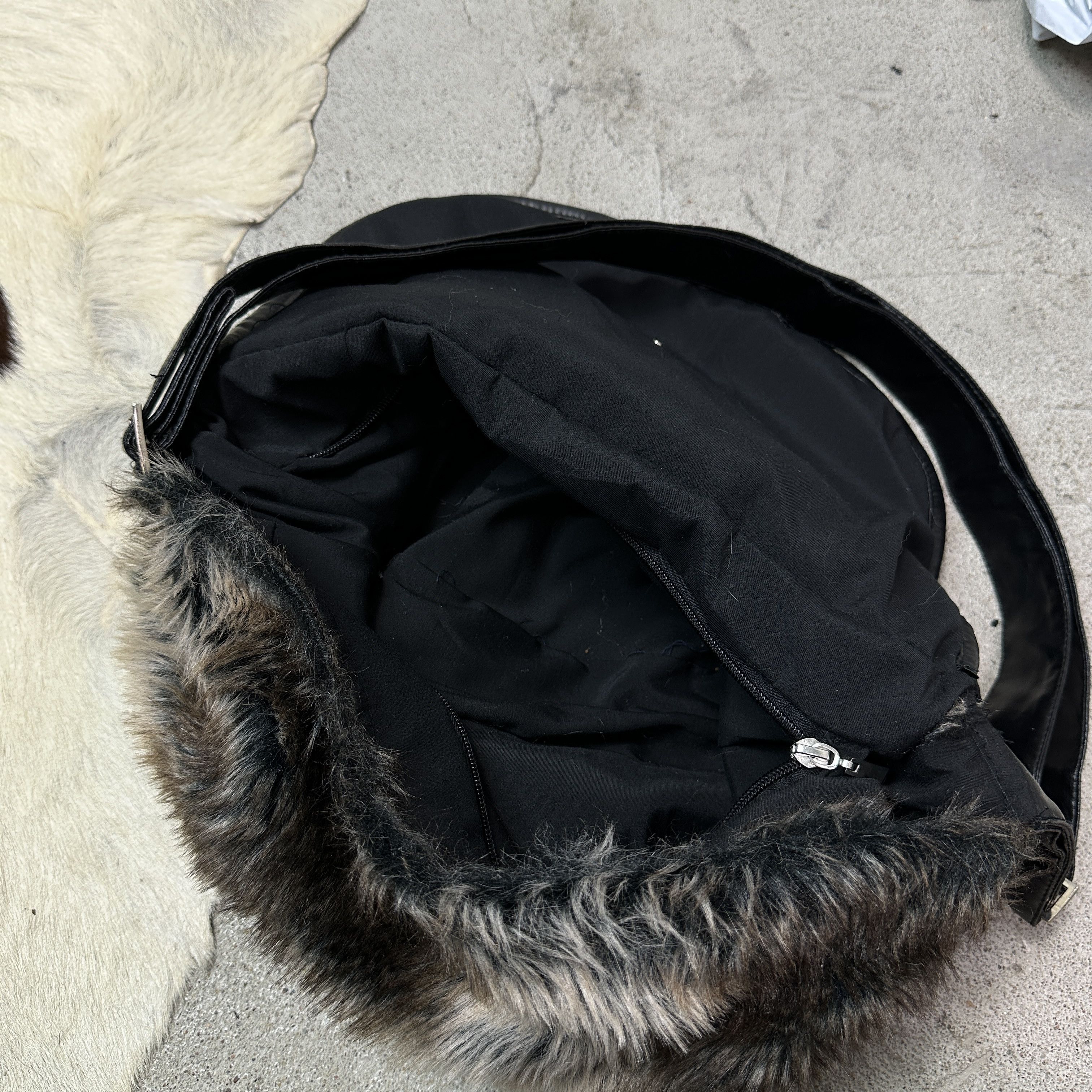 Vintage Vintage Avant Garde Faux Fur Shoulder Bag Y2K Size ONE SIZE - 5 Thumbnail