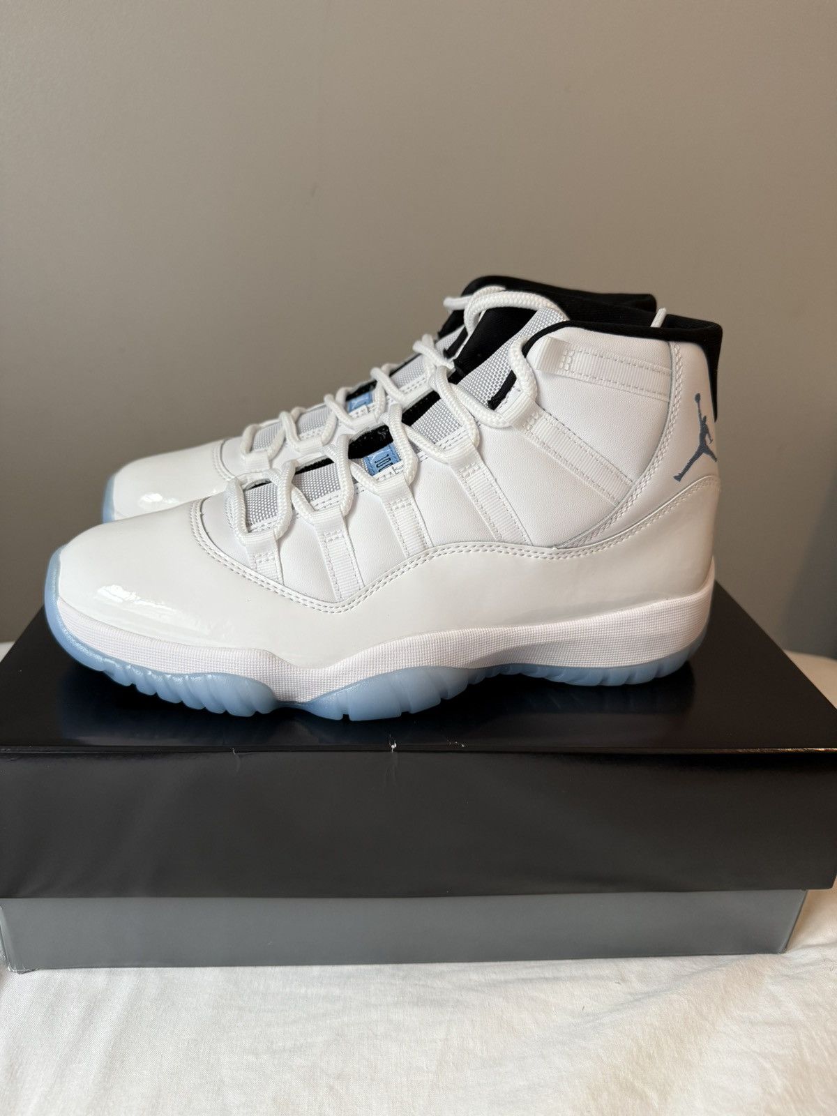Jordan Brand × Nike NIKE AIR JORDAN 11 RETRO WHITE / LEGEND BLUE Size US 10 / EU 43 - 1 Thumbnail
