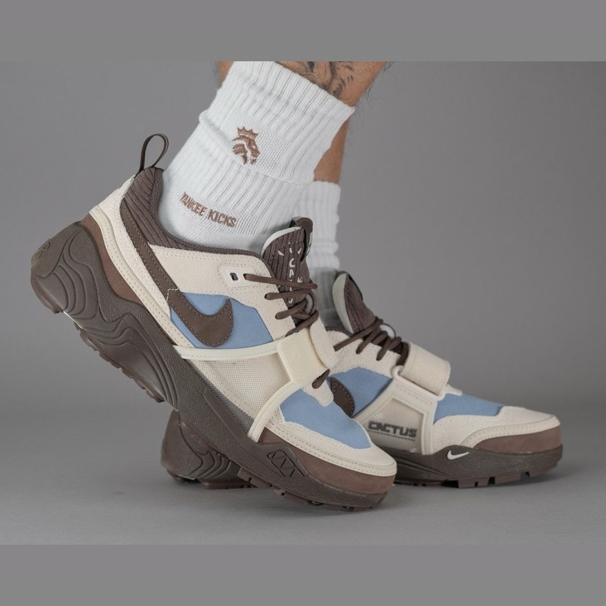 Nike × Travis Scott Travis Scott x Nike Zoom Field Jaxx Leche Blue Size US 11.5 / EU 44-45 - 1 Thumbnail