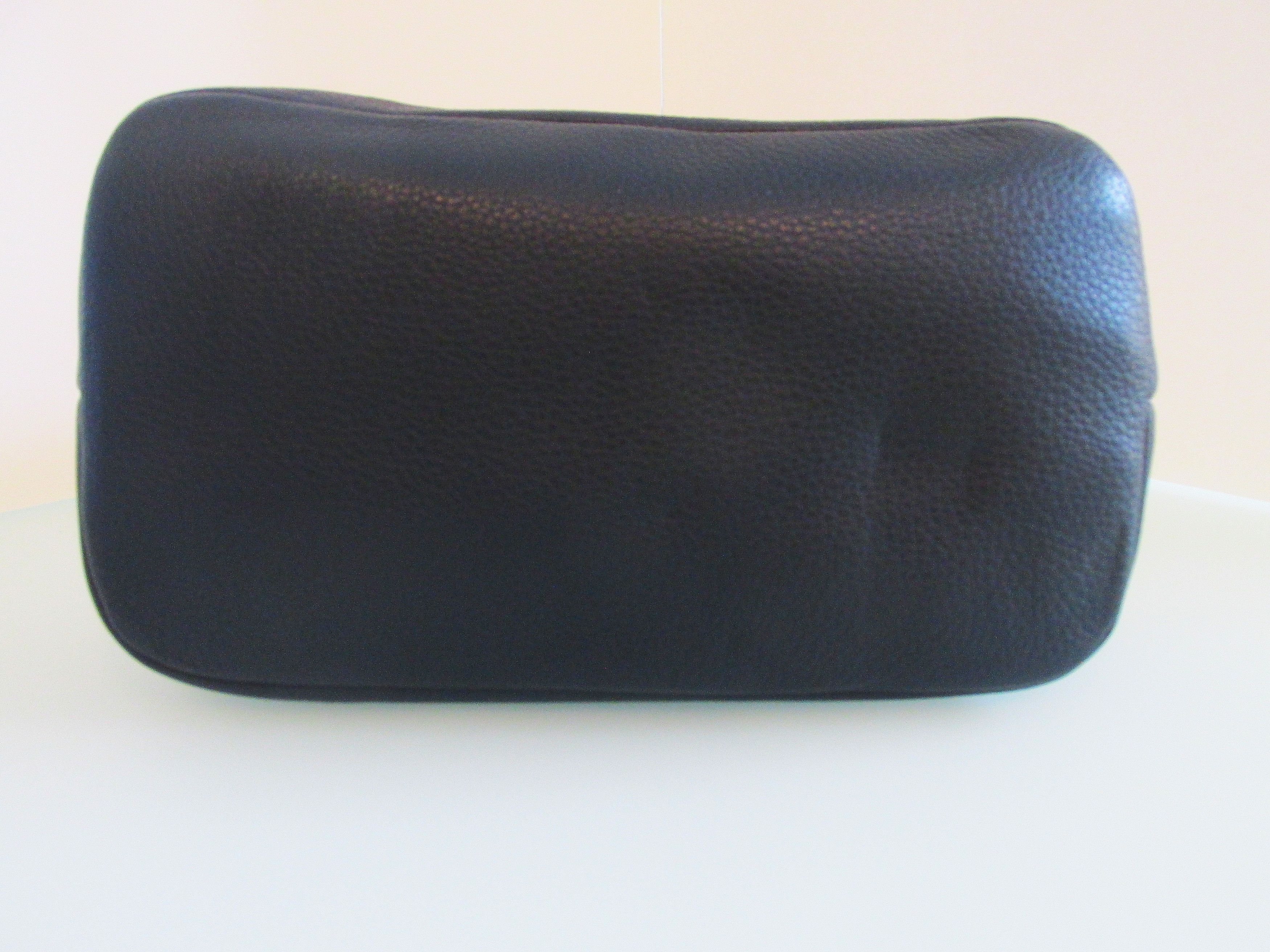 Michael Kors Michael Kors (Kip) New Large Bucket-Style Leather Handbag Size ONE SIZE - 5 Thumbnail