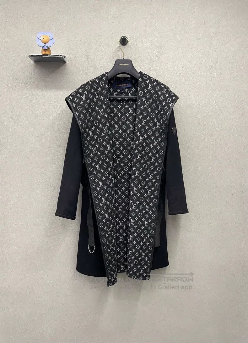 Louis Vuitton Louis Vuitton Logo printed black woolen coat Size XXS / US 00 / IT 34 - 1 Thumbnail