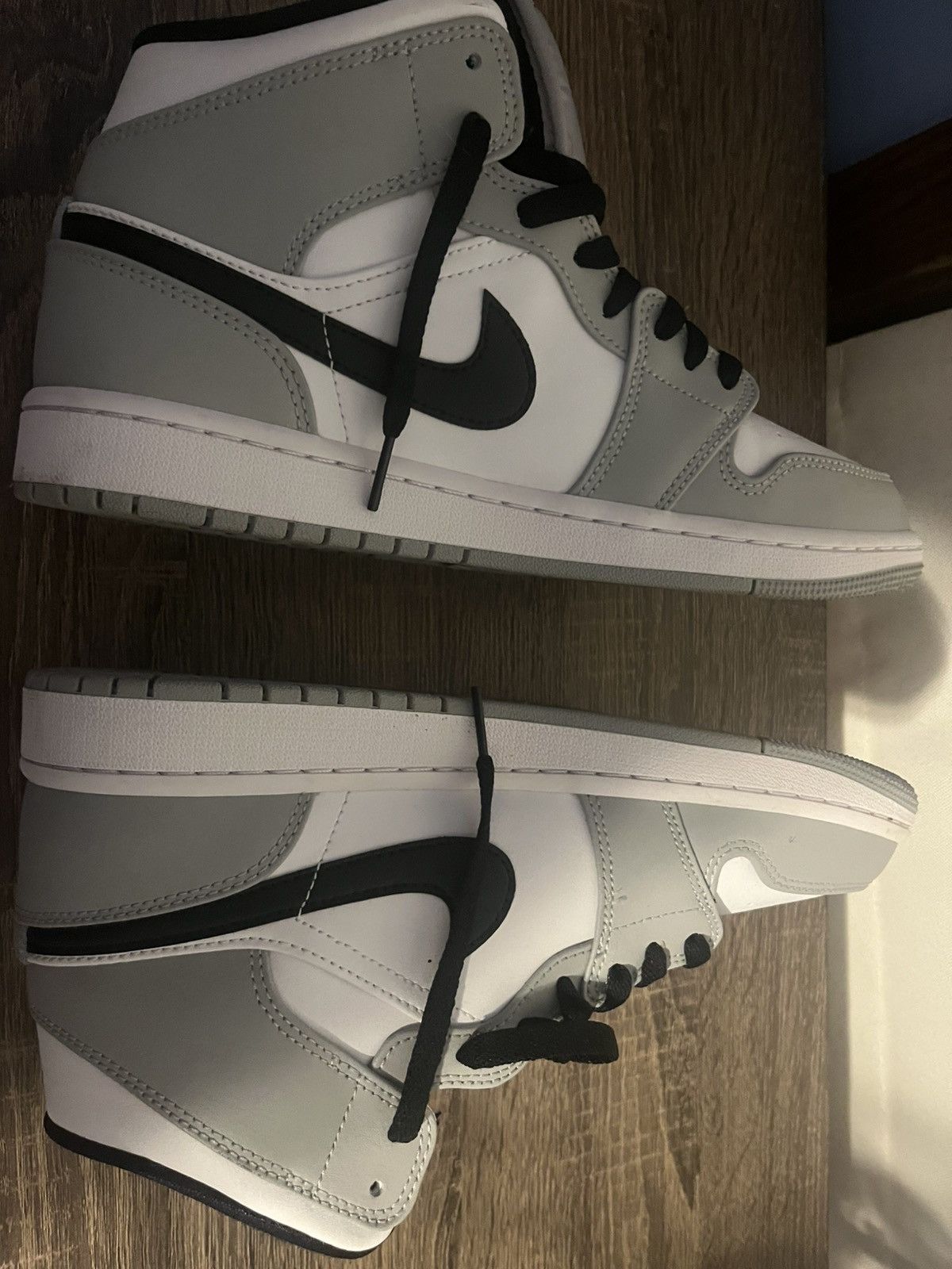 Nike AIR JORDAN 1 MID Size US 9 / EU 42 - 2 Thumbnail