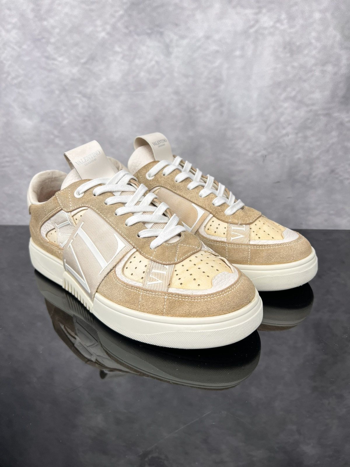 Valentino Valentino Garavani Leather Low-Top Sneakers Beige | Size 40 Size US 7 / EU 40 - 9 Thumbnail