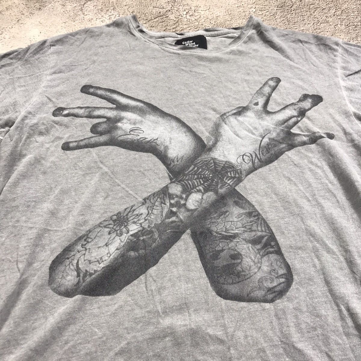 Vintage Vintage 90s Sun Faded Graphic Tee Tattoo Arms Streetwear M Size US M / EU 48-50 / 2 - 3 Thumbnail