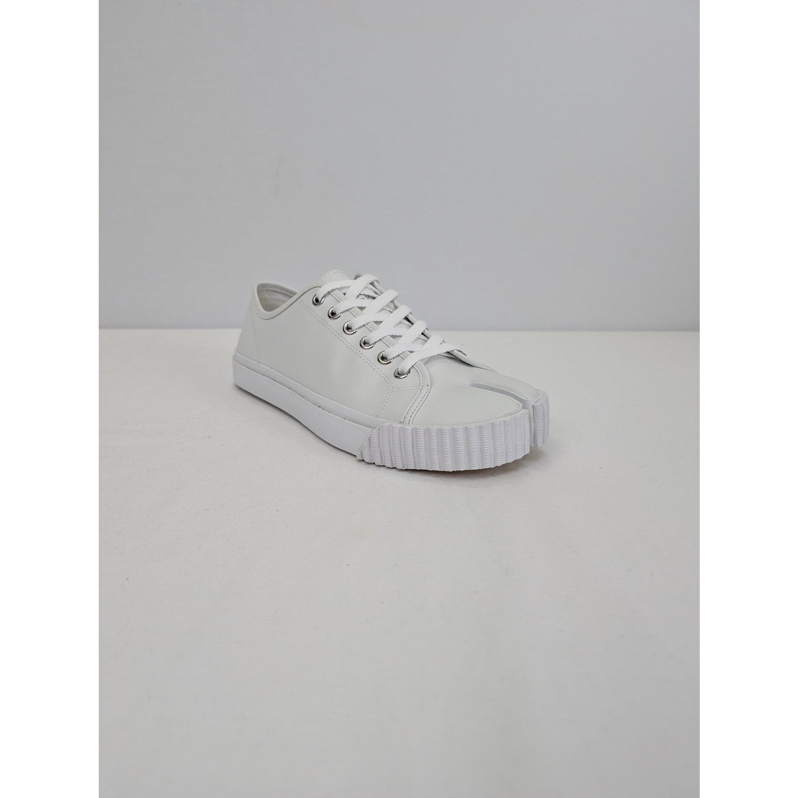 Maison Margiela o1rshd1 Tabi Low Top Sneakers in White Size US 9.5 / EU 42-43 - 2 Thumbnail