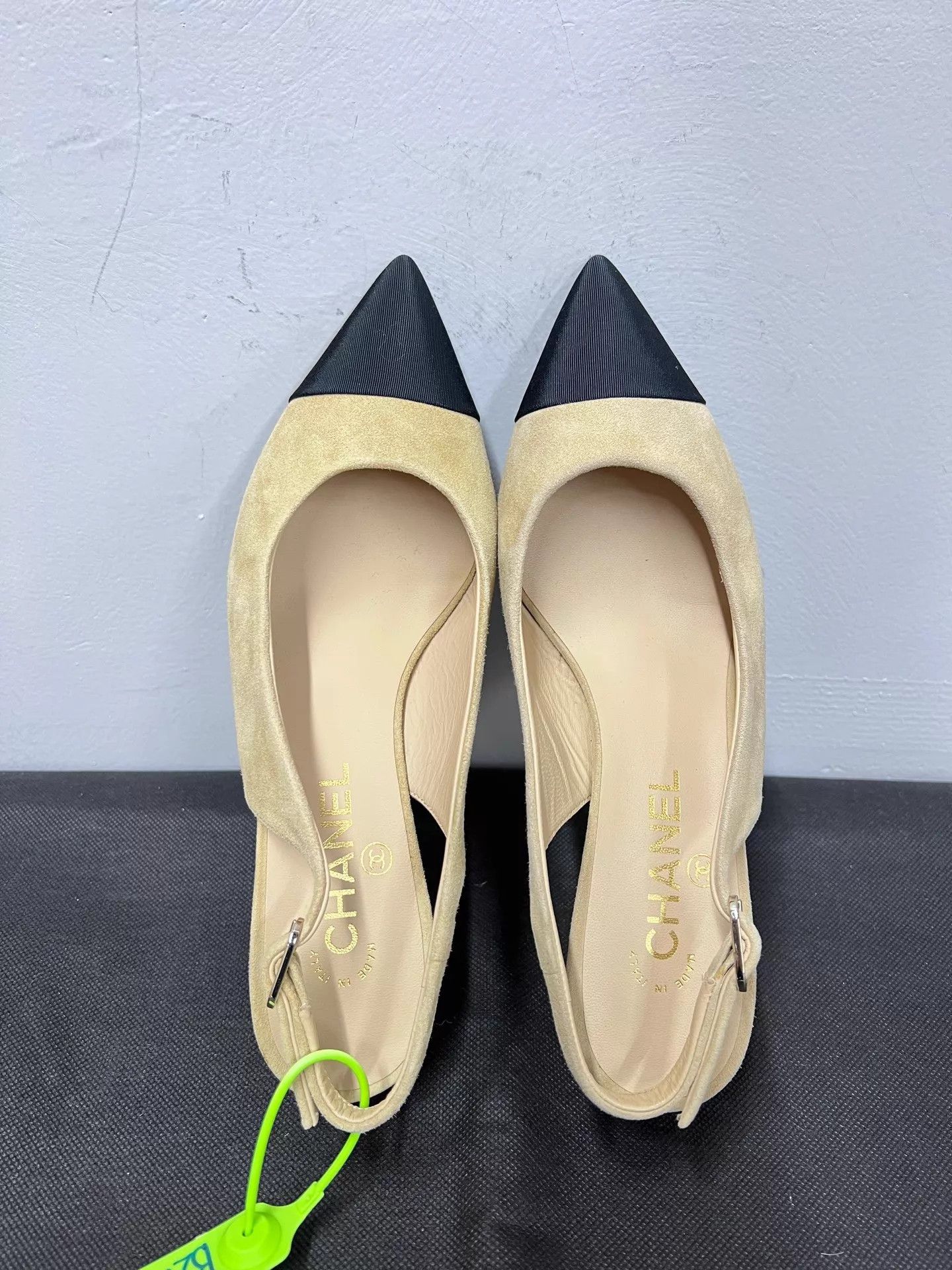 Chanel Chanel CC Logo Cream Black Suede Heels 38.5 Perfect Size US 8 / IT 38 - 4 Thumbnail