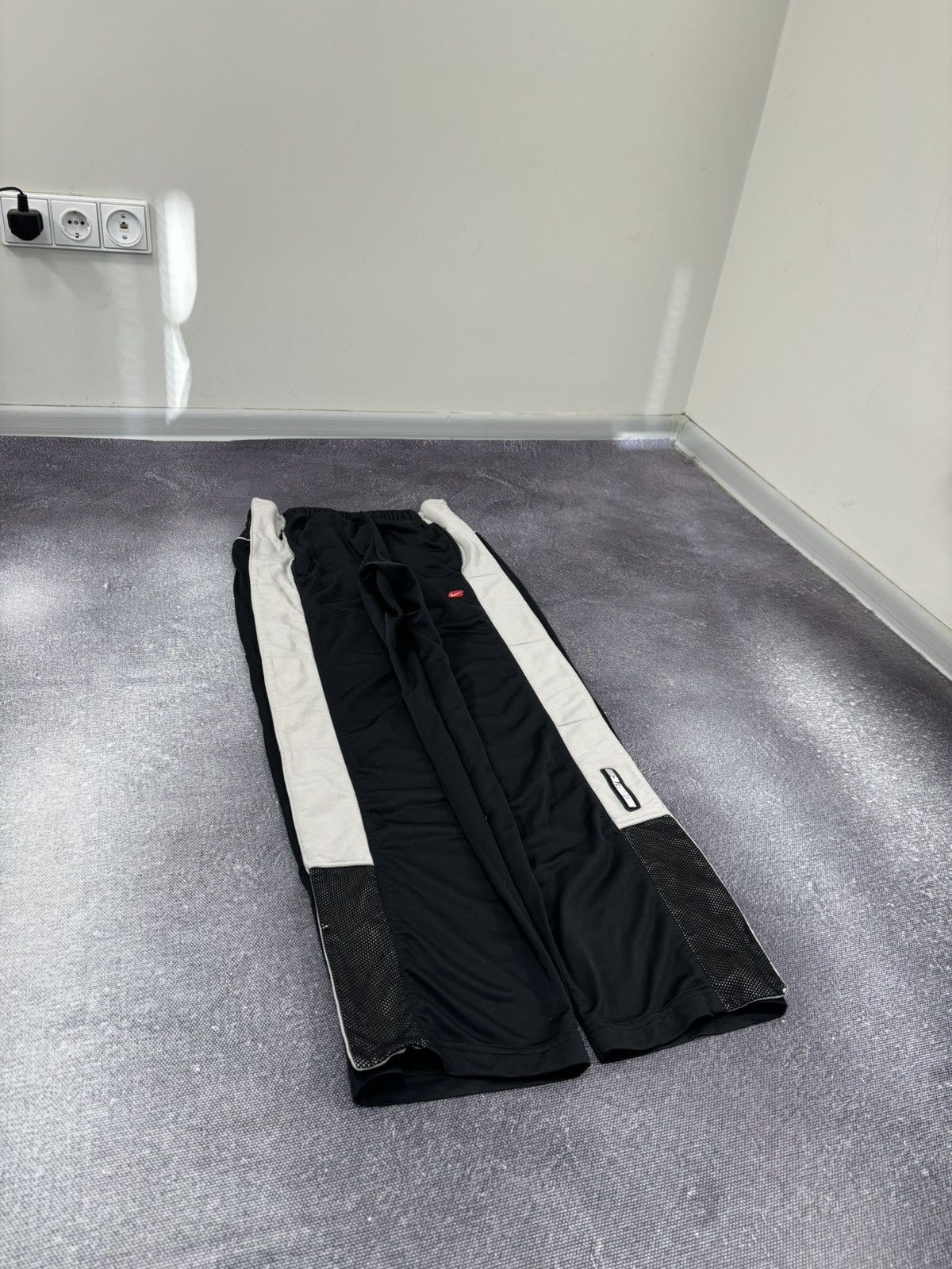 Nike Vintage Nike Y2K Wide-Leg Side Buttons Hype Track Pants Size US 30 / EU 46 - 3 Thumbnail