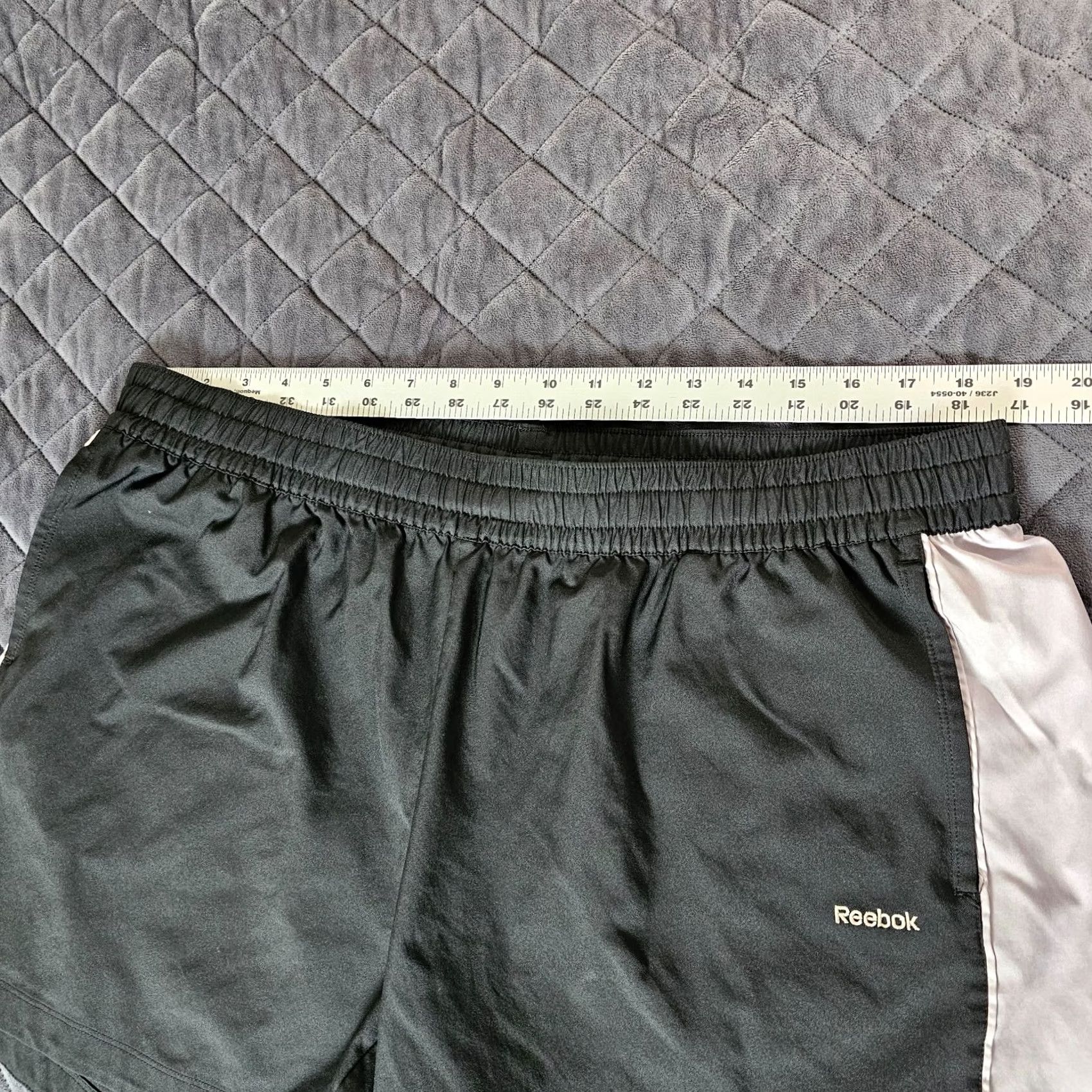 Reebok Reebok Shorts Women 2XL Black Polyester Gym Training Running Workout Lightweight Athletic Breathable Drawstring Inseam 4 in Mens Womens Girls Boys Size 40" / US 18 - 3 Thumbnail