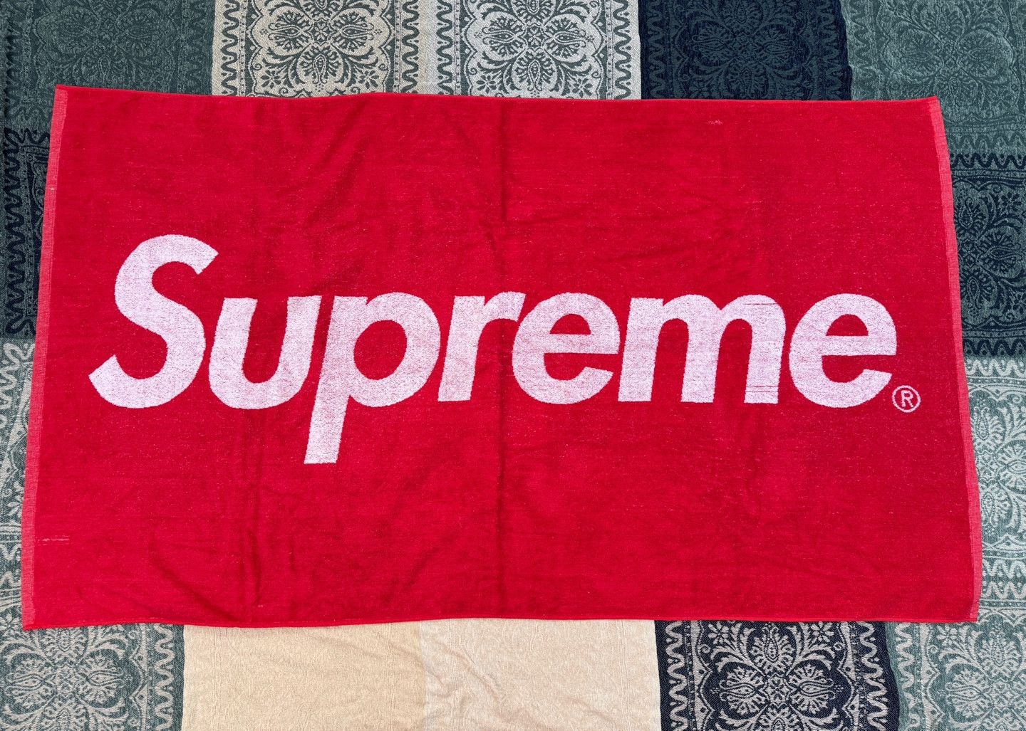 Supreme 18ss Debossed Logo Beach Towel 赤 メンズ