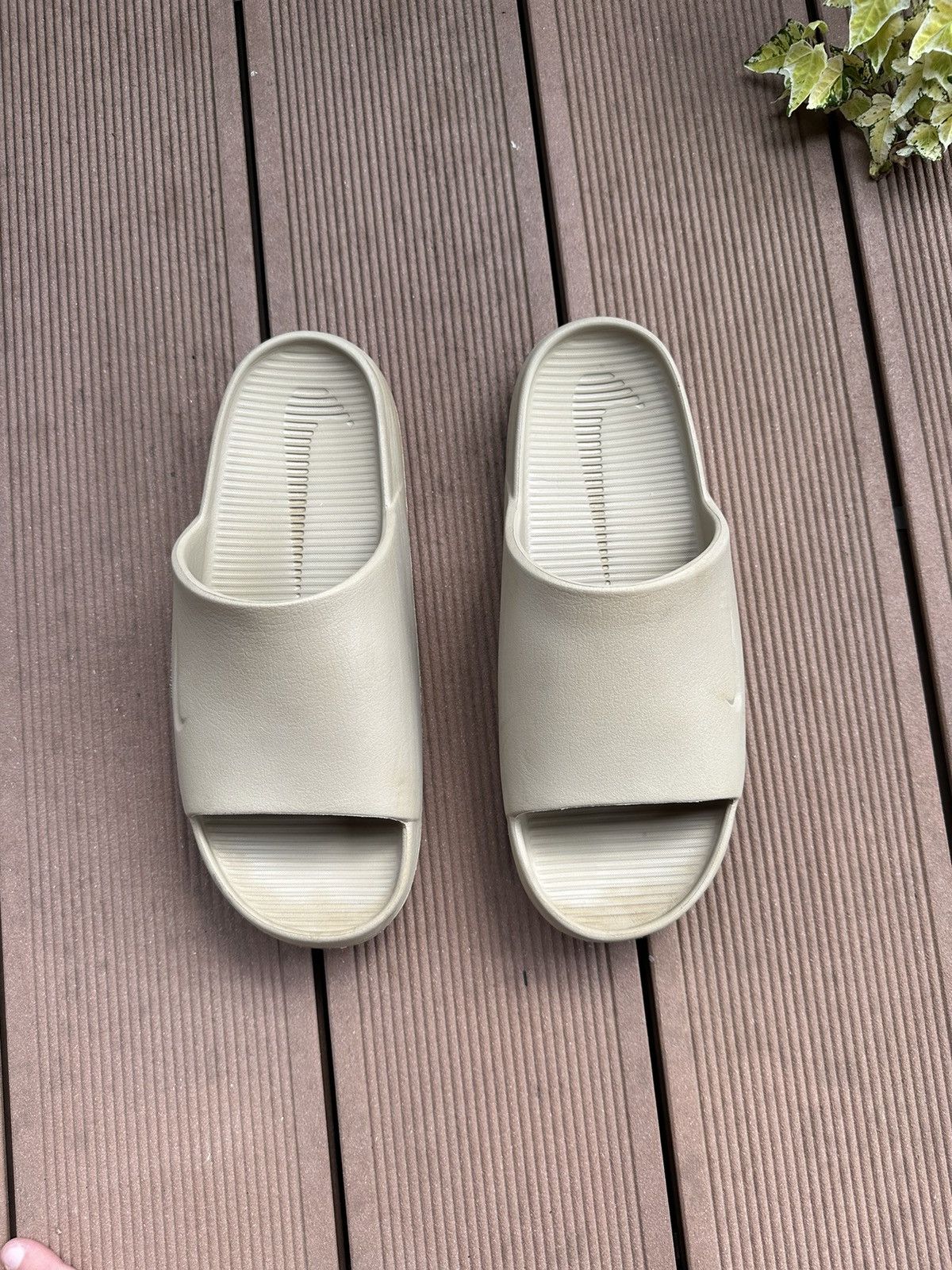 Nike Nike Swoosh Slides Size US 10 / EU 43 - 2 Thumbnail