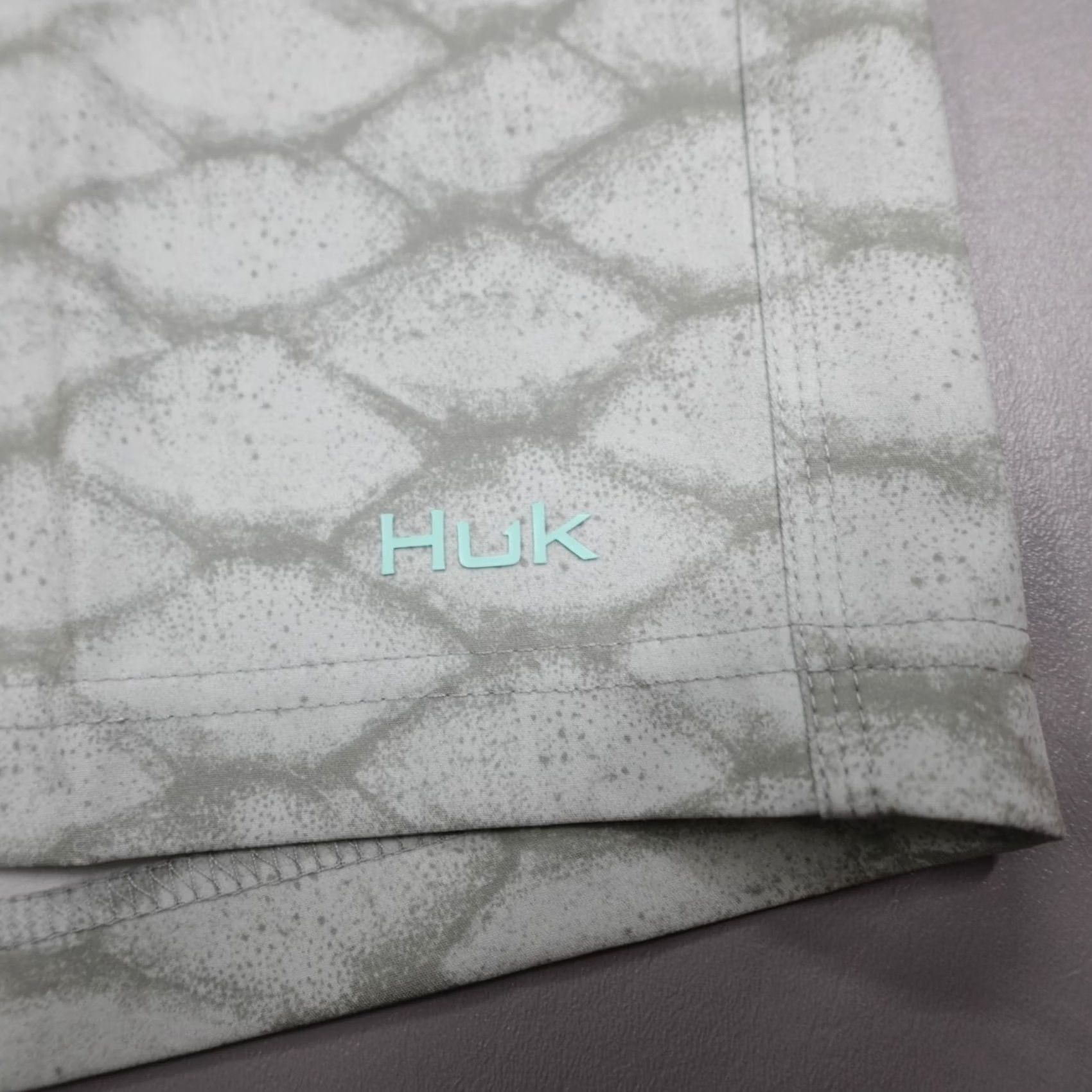 Vintage Huk Pursuit Scaled Dye Boardshort Shorts Grey Below the Knee Men's Size 30 Size US 31 - 2 Thumbnail