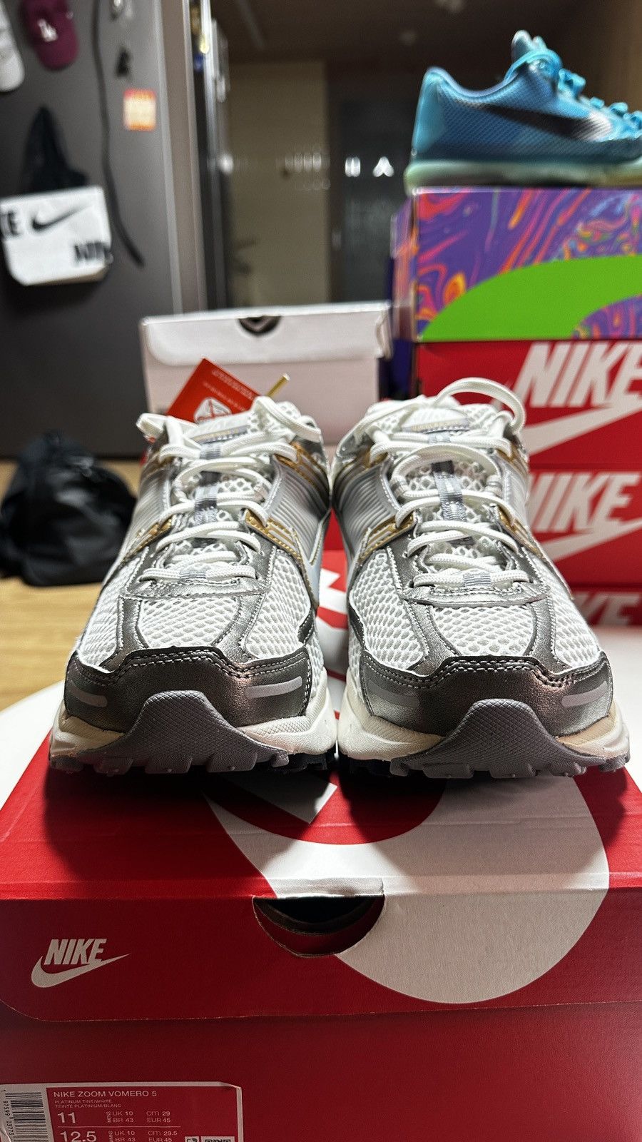 Nike NEW Vomero 5 Metallic Pewter Gold SZ 11 US Men/ 12.5 US Wmn Size US 11 / EU 44 - 6 Thumbnail