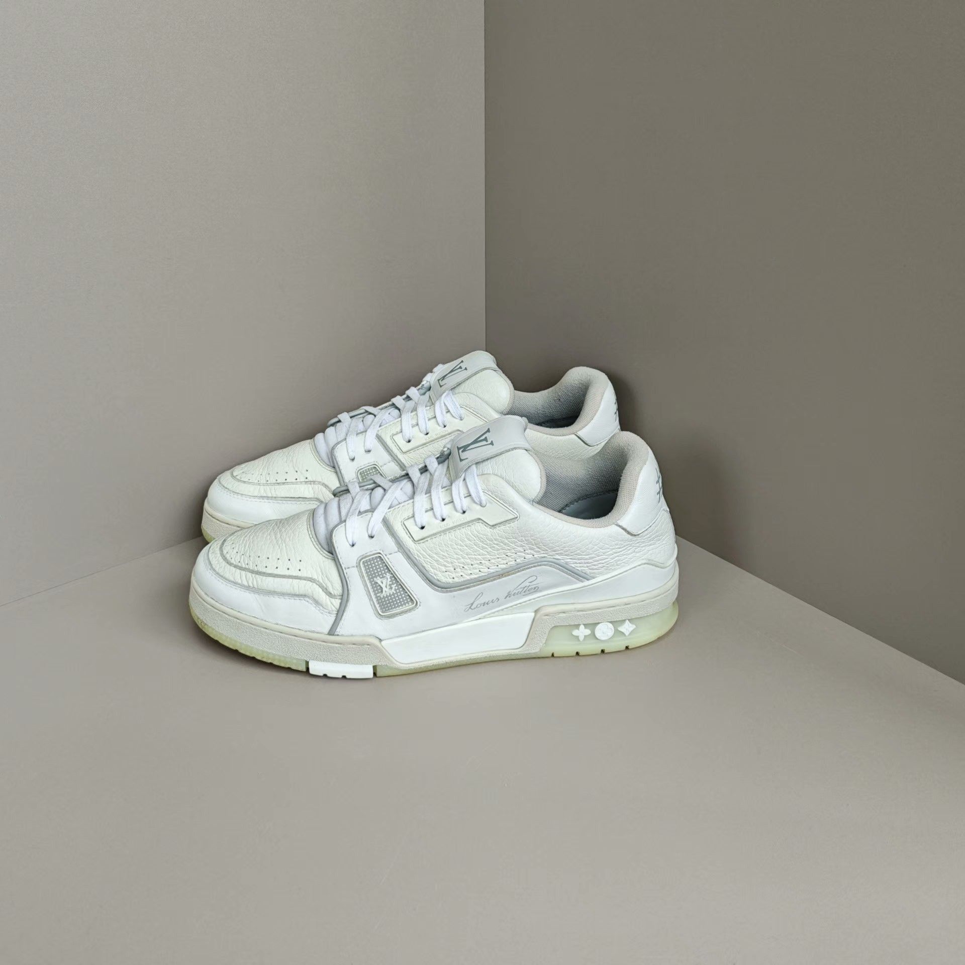 Louis Vuitton Louis Vuitton Training White Lowtop Sneakers 8 Men Size US 8 / EU 41 - 1 Thumbnail