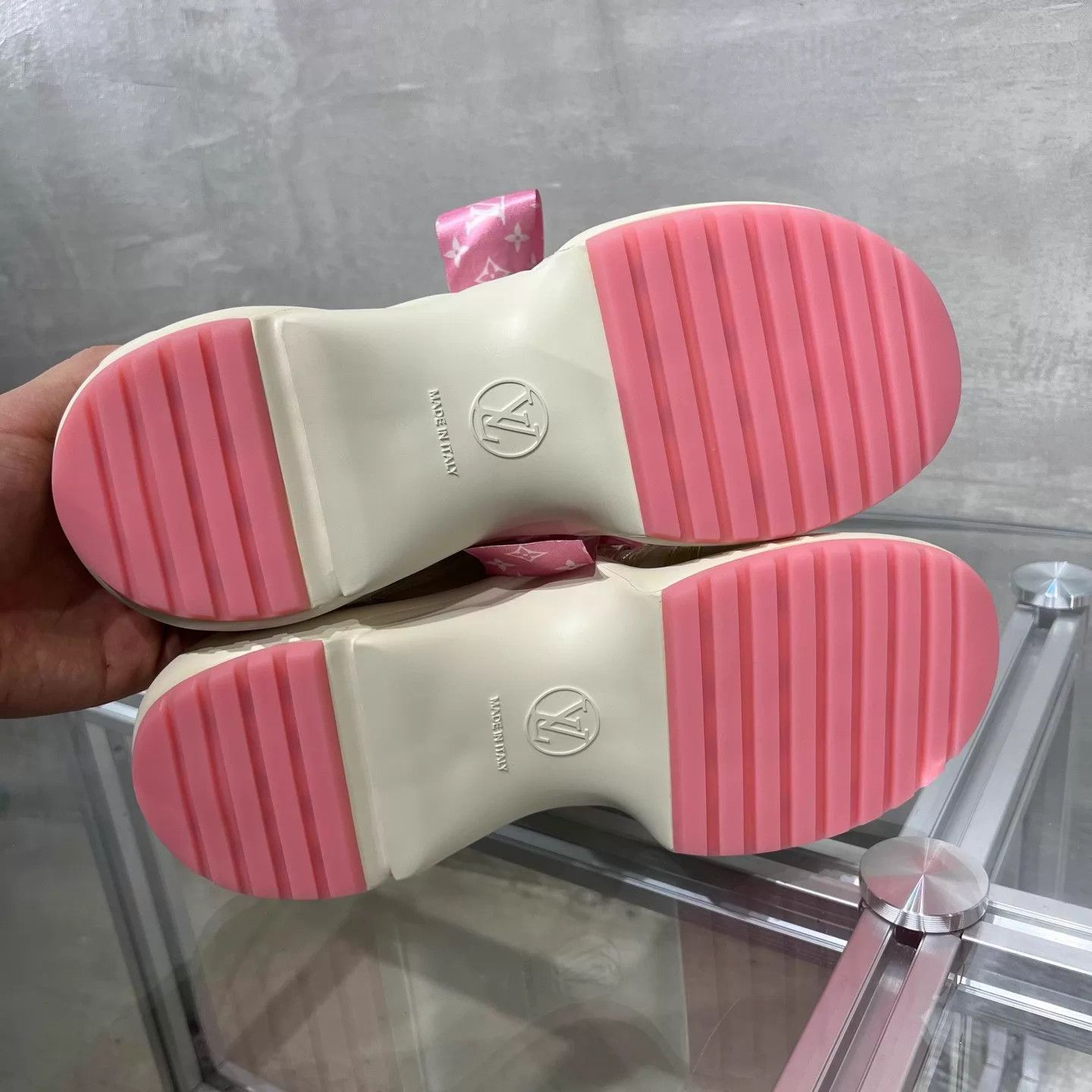 Louis Vuitton LV White Pink Bow Arch China Excl UK2.5 36.5 New Size US 6 / IT 36 - 7 Thumbnail