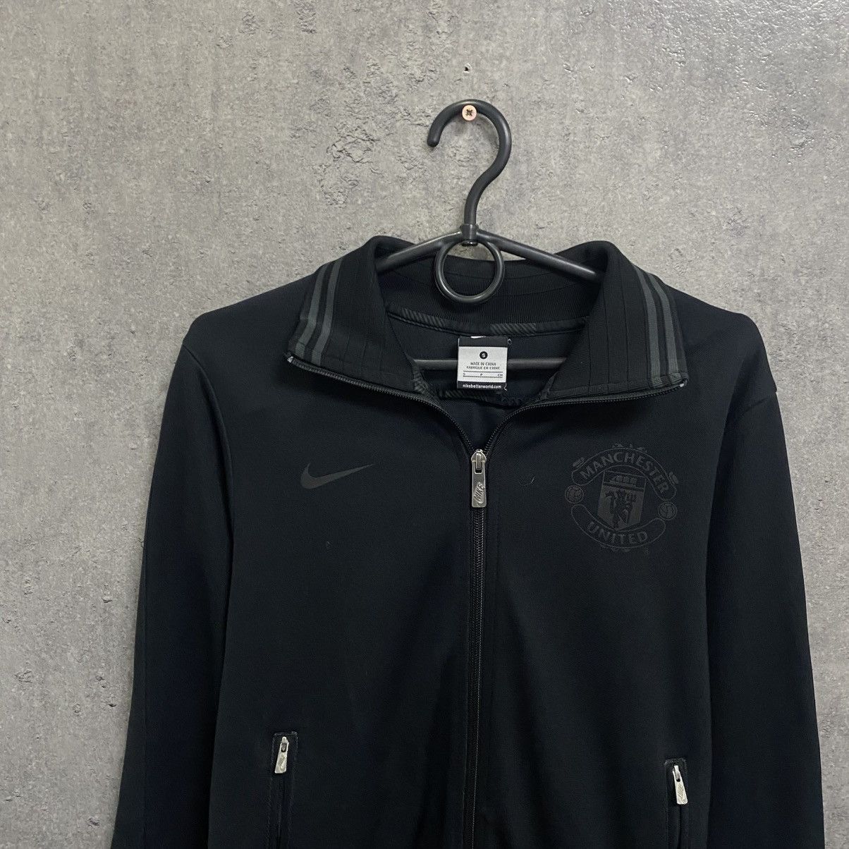 Nike Vintage Nike Manchester United Black Zip Up Jacket Big Logo Size US S / EU 44-46 / 1 - 5 Thumbnail