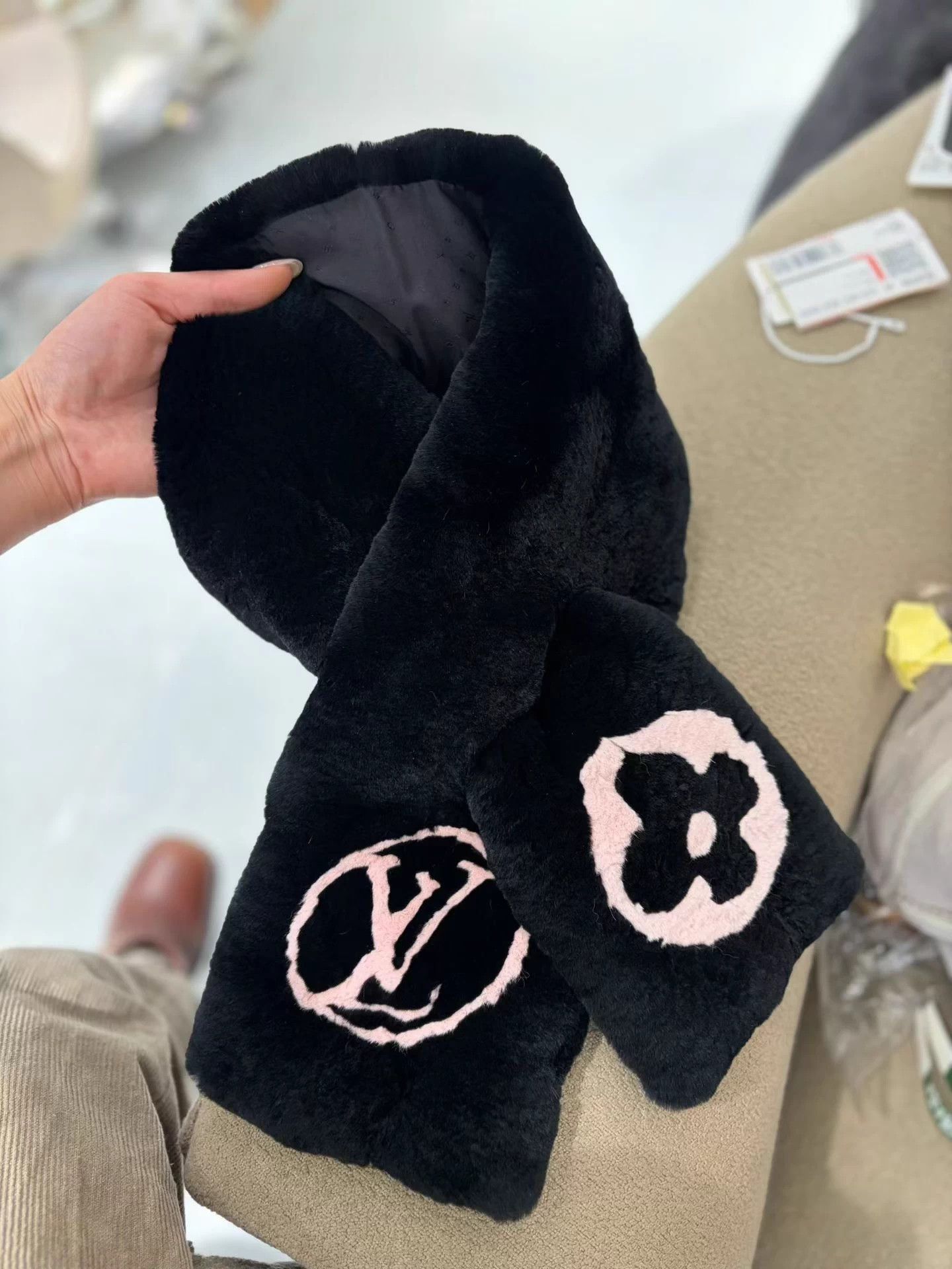 Louis Vuitton LV black rabbit fur logo scarf deadstock Size ONE SIZE - 3 Thumbnail