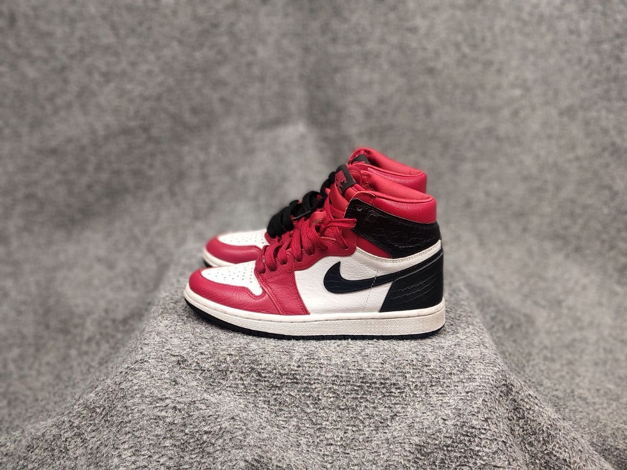 Nike Nike Air Jordan 1 Retro High OG Satin Red Leather sneaker Size US 5.5 / IT 35.5 - 8 Thumbnail