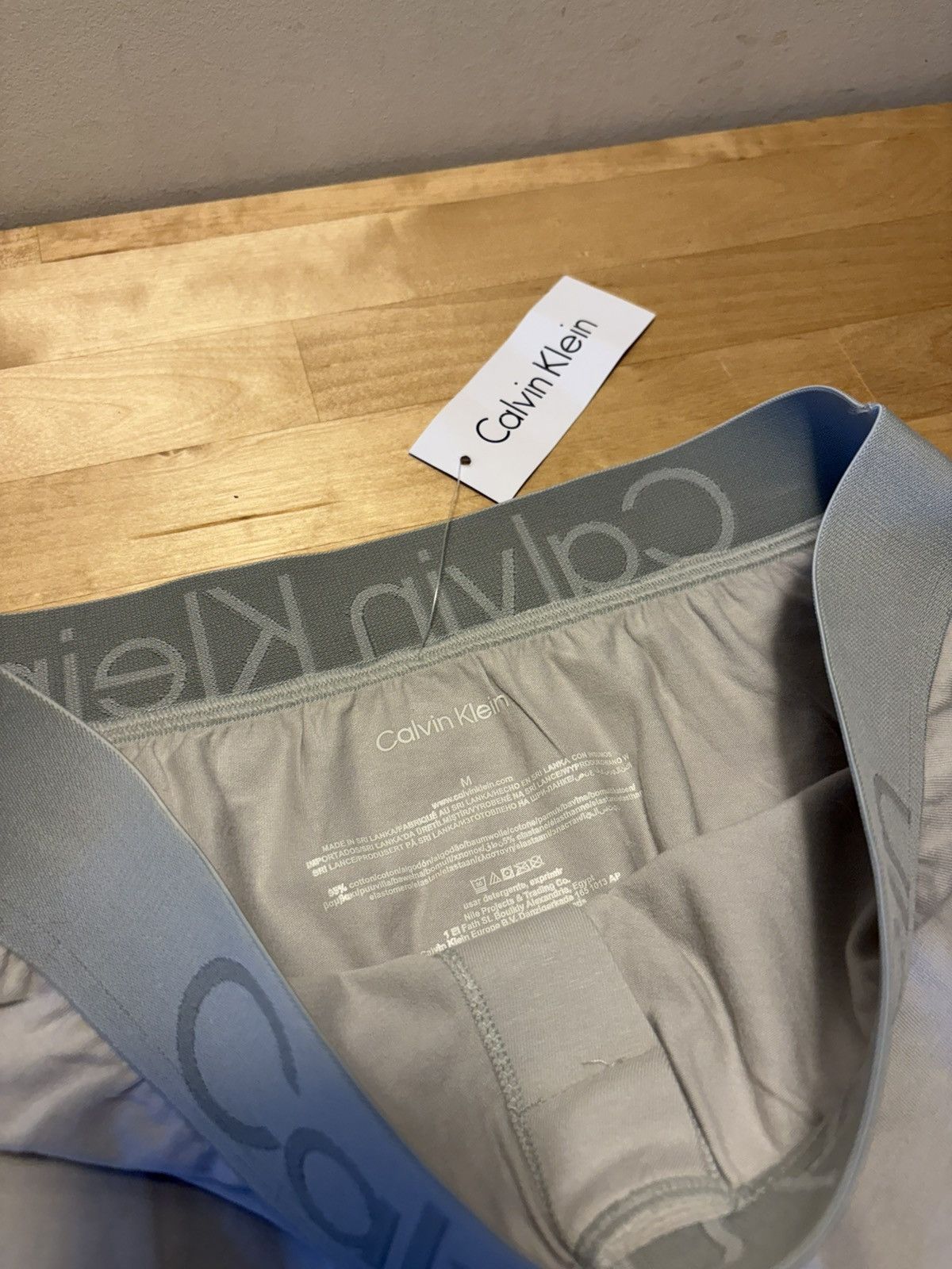 Calvin Klein Calvin Klein BNWT boxer brief grey medium logo waistband Size 32 - 2 Thumbnail