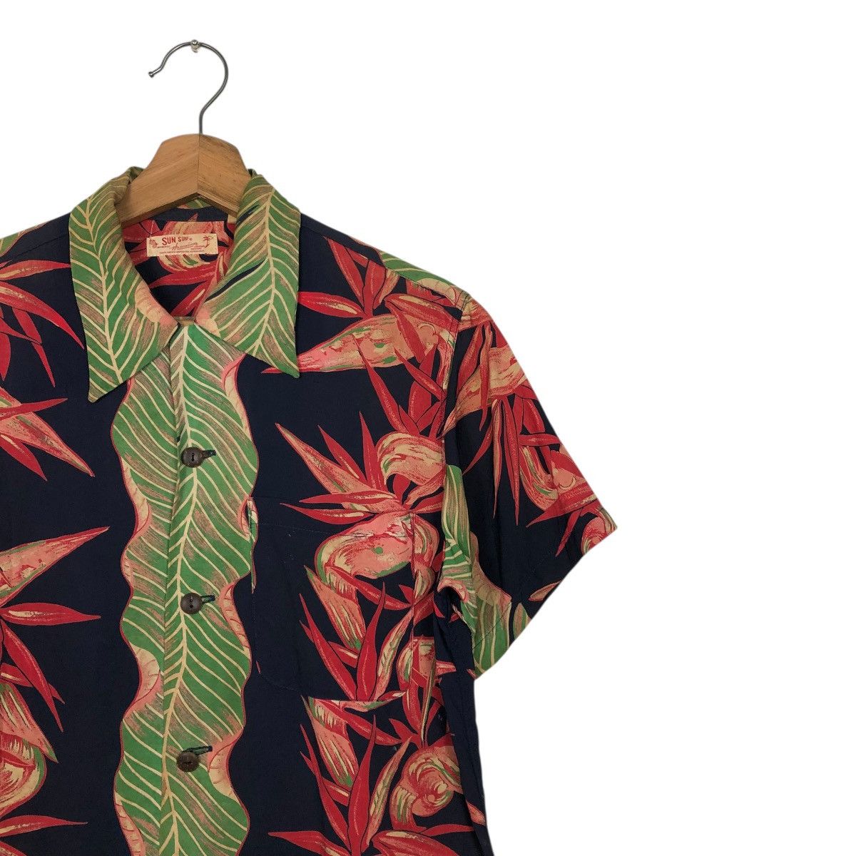 Toyo Enterprises 🔥VINTAGE HAWAIIAN SHIRT BUTTON SUN SURF 100% RAYON Size US XS / EU 42 / 0 - 8 Thumbnail