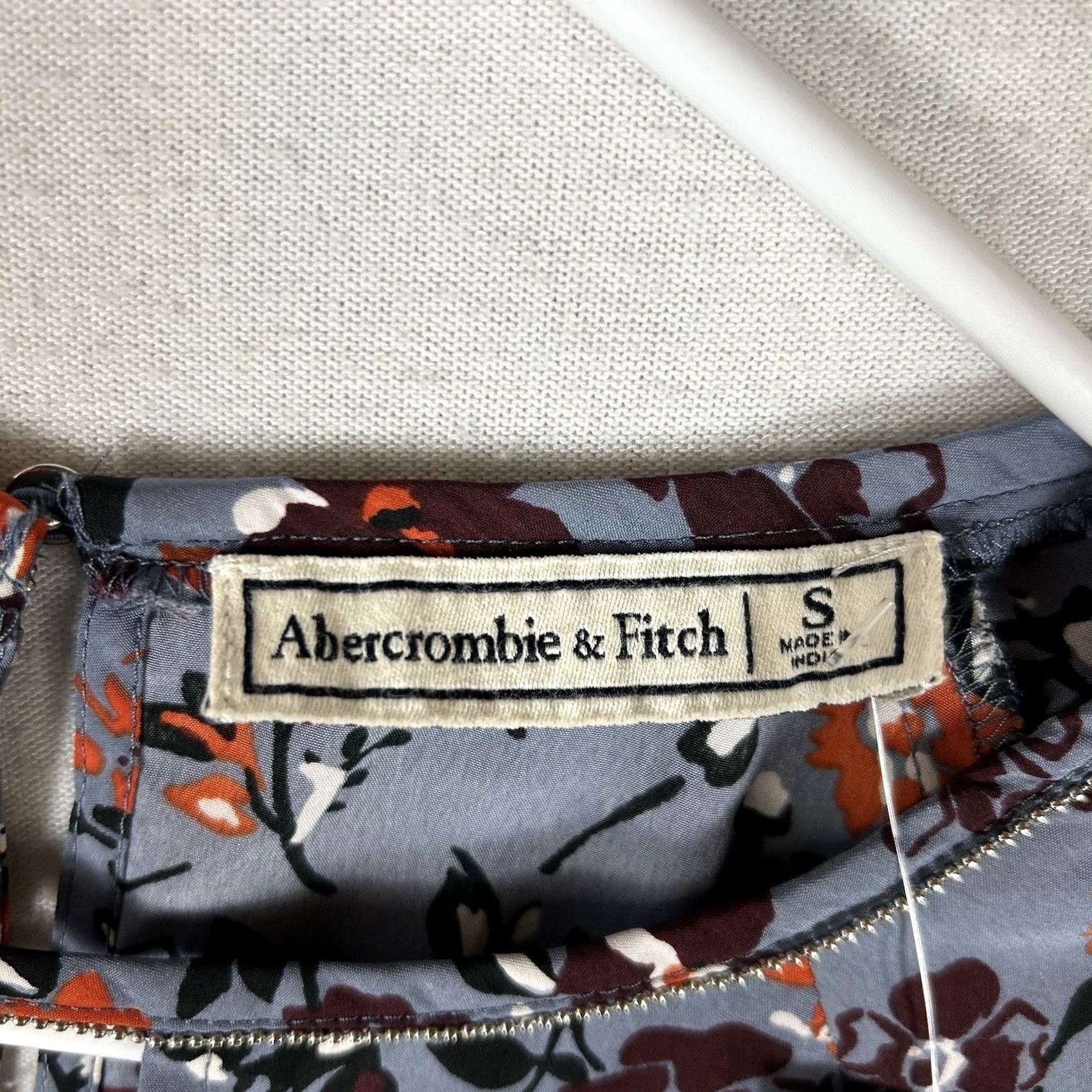 Abercrombie & Fitch Abercrombie & Fitch Blouse Women Small Floral Long Sleeve Open Studded Tunic Lightweight Round Neck Shirt Size S / US 4 / IT 40 - 4 Thumbnail