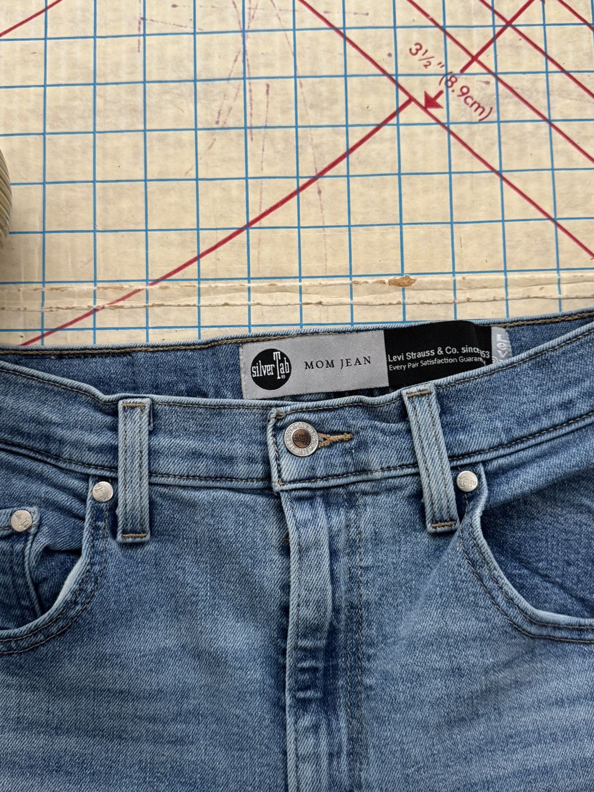 Levi's Levi’s Silver Tab Mom Jeans Women’s Size 29 Light Wash Size 29" - 6 Thumbnail
