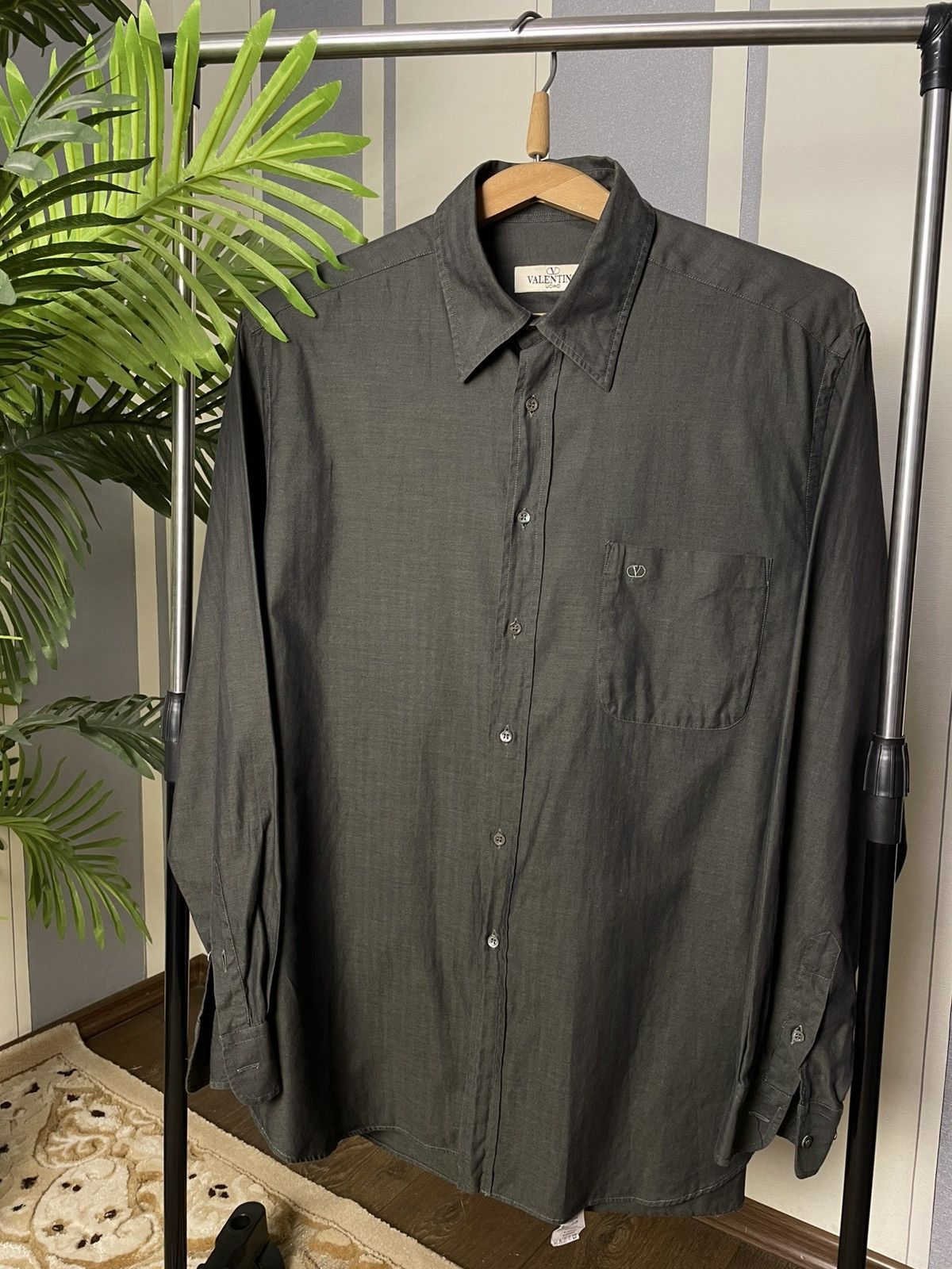 Valentino Vintage Valentino Men’s Pocket logo Shirt Size 43/17 Size US L / EU 52-54 / 3 - 1 Thumbnail