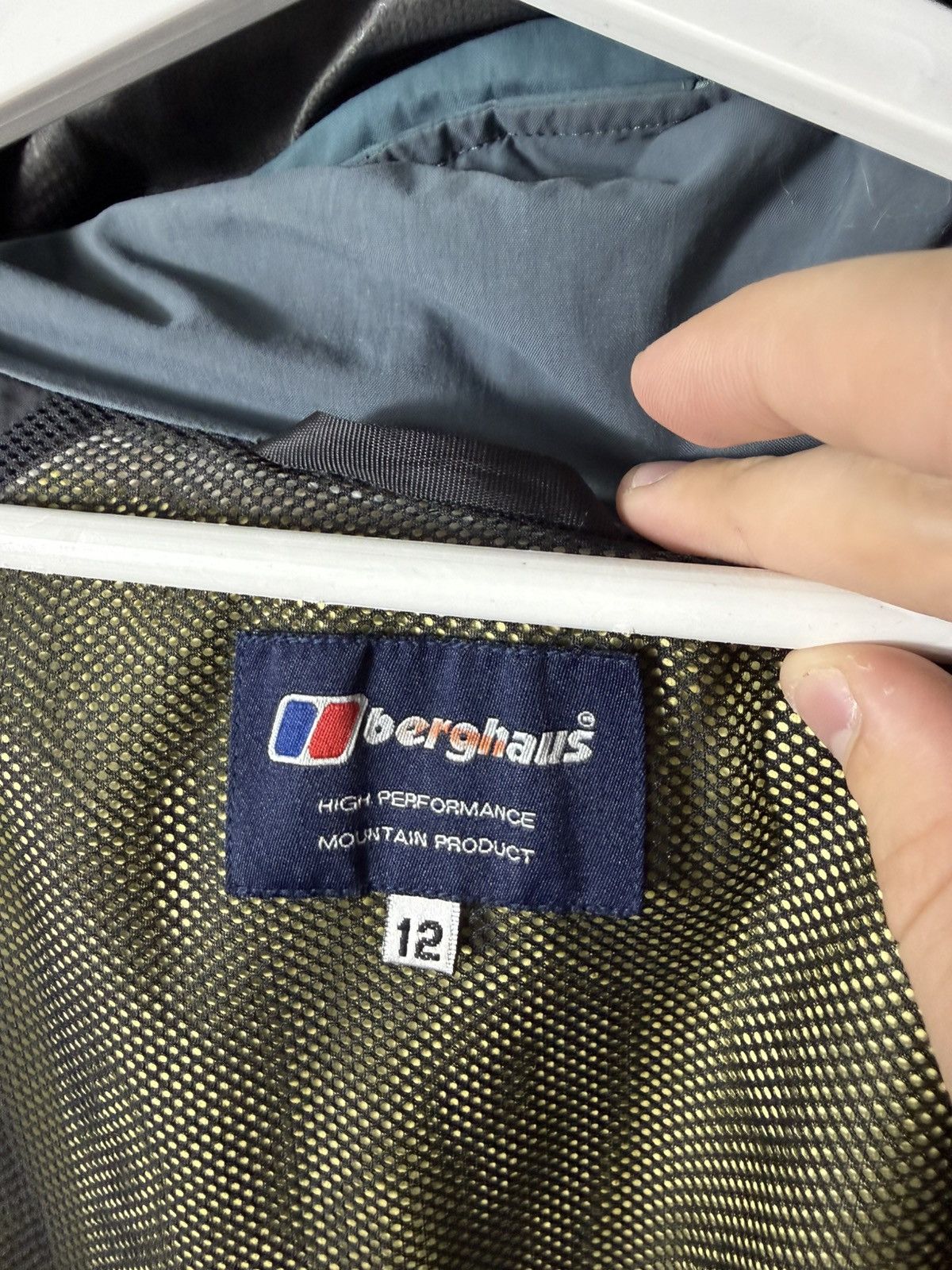 Berghaus Berghaus Gore-Tex XCR Jacket Vintage Hooded Waterproof WMNS Size M / US 6-8 / IT 42-44 - 16 Thumbnail