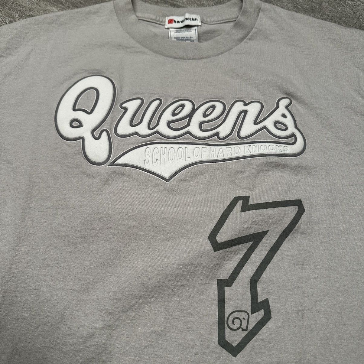 Vintage Vintage Y2K School Of Hard Knocks Queens 7 Von’s T Shirt Size US L / EU 52-54 / 3 - 2 Thumbnail