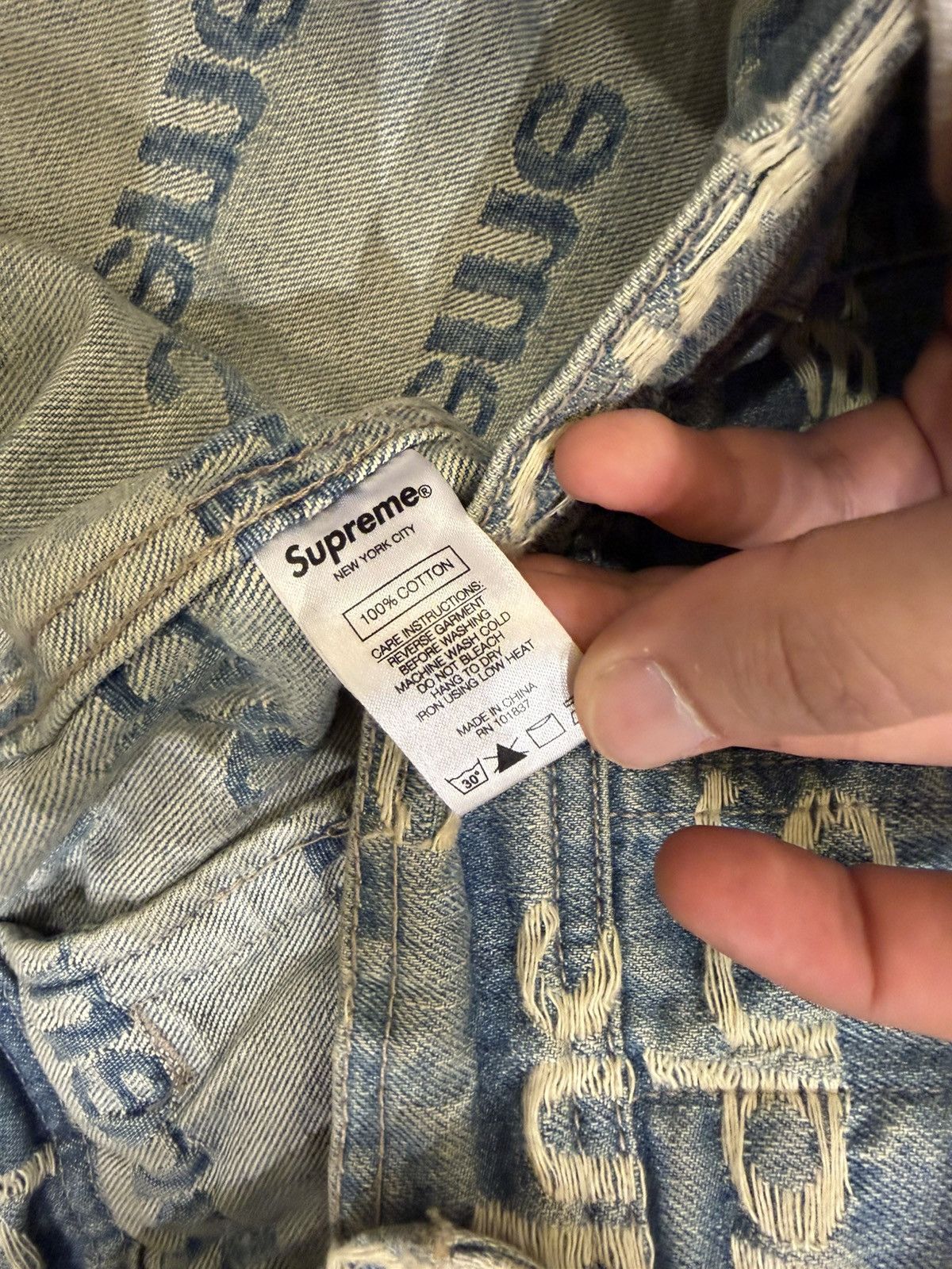 Supreme Supreme Frayed Logo Denim Trucker Jacket Size US L / EU 52-54 / 3 - 4 Thumbnail