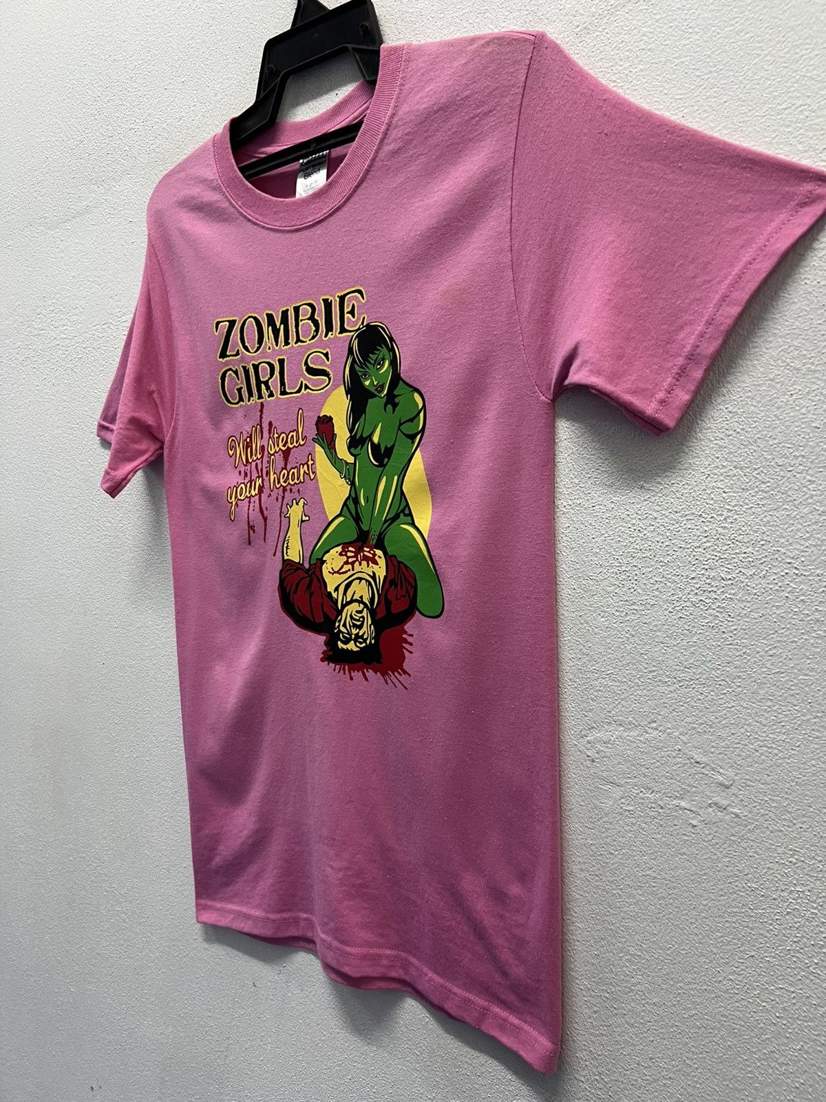 Jerzees × Vintage VINTAGE JERZEES ZOMBIE GIRLS WILL STEAL YOUR HEART SHIRT Size US S / EU 44-46 / 1 - 4 Thumbnail