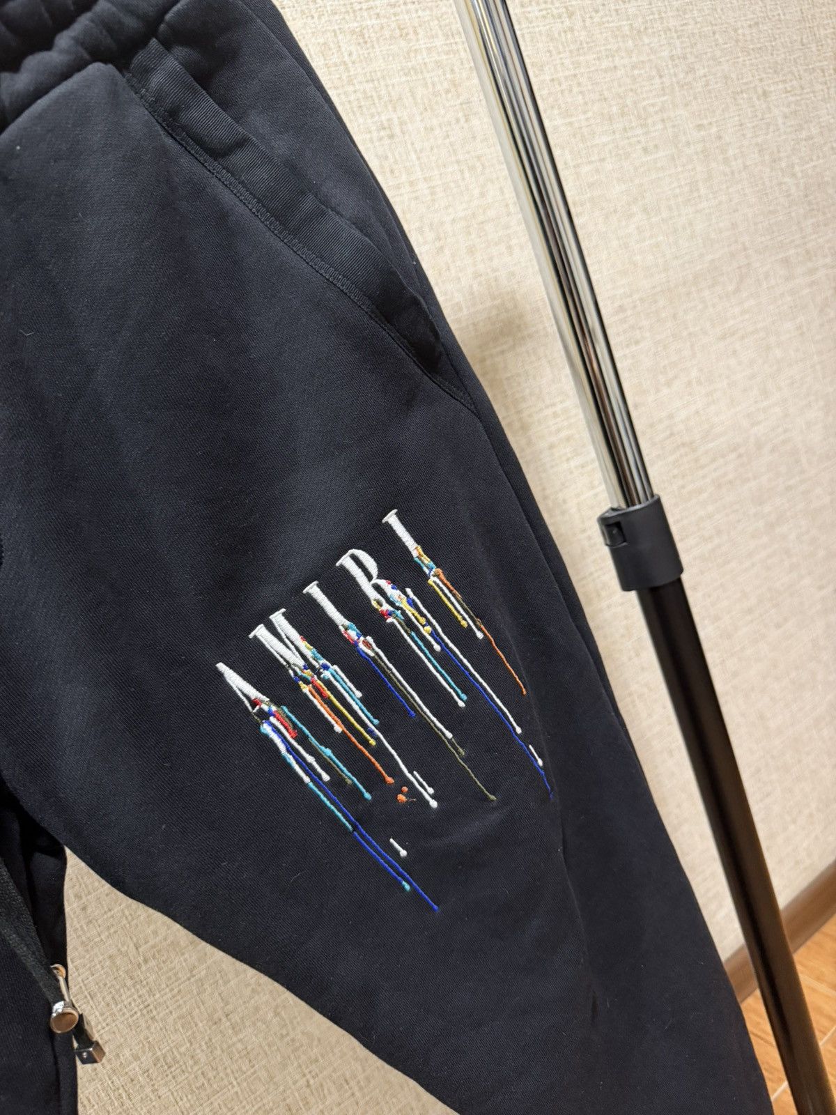 Amiri AMIRI PAINT DROP CORE LOGO BLACK SWEATPANTS Size US 32 / EU 48 - 3 Thumbnail