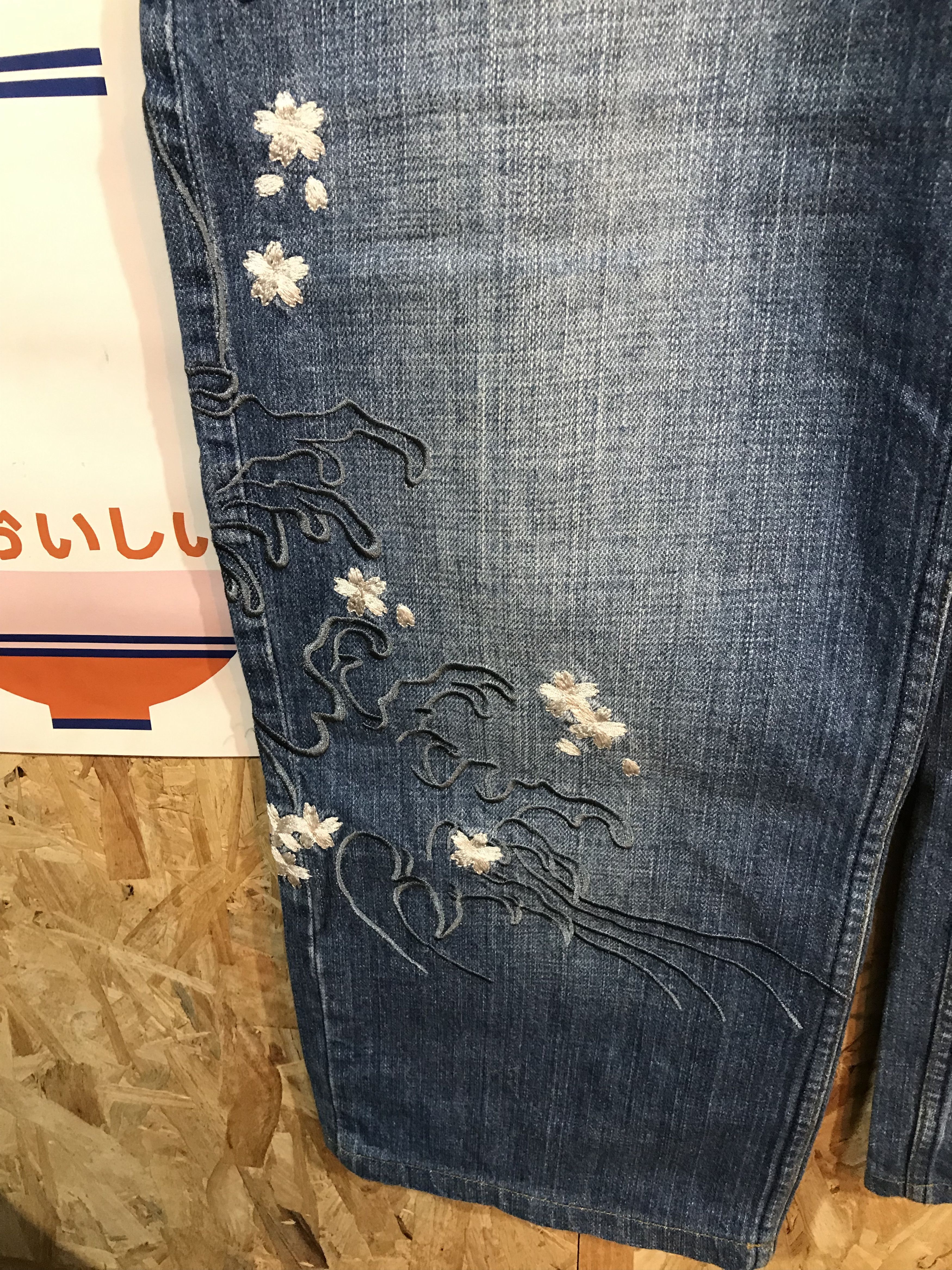 Karakuri Tamashii Karakuri Tamashii Embroidered Koi Wave Denim (Light Wash) Size US 33 - 4 Thumbnail