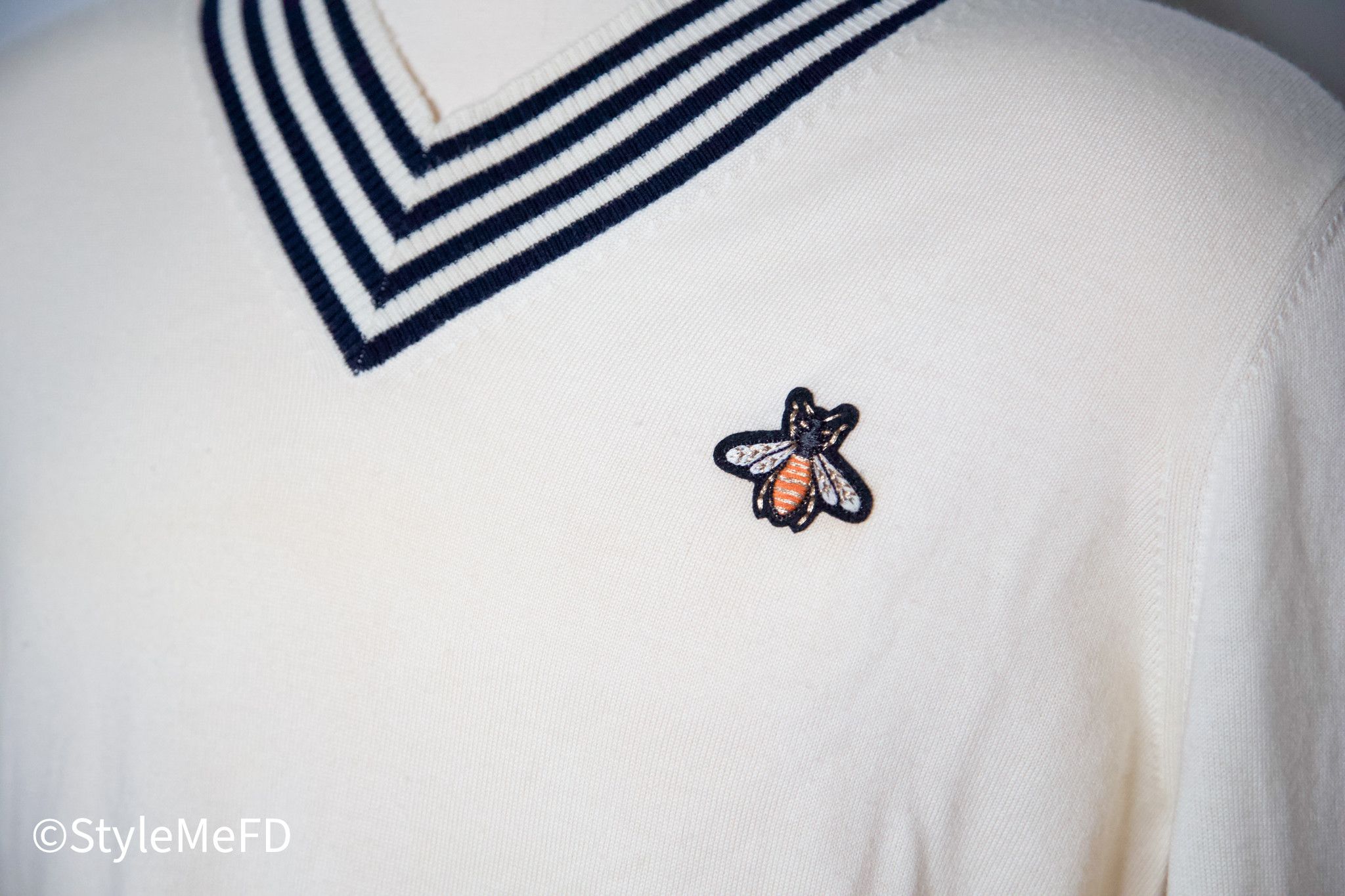 Gucci Gucci V Neck Pullover in Off-White w Blue & Bee Detailing Size US XL / EU 56 / 4 - 5 Thumbnail