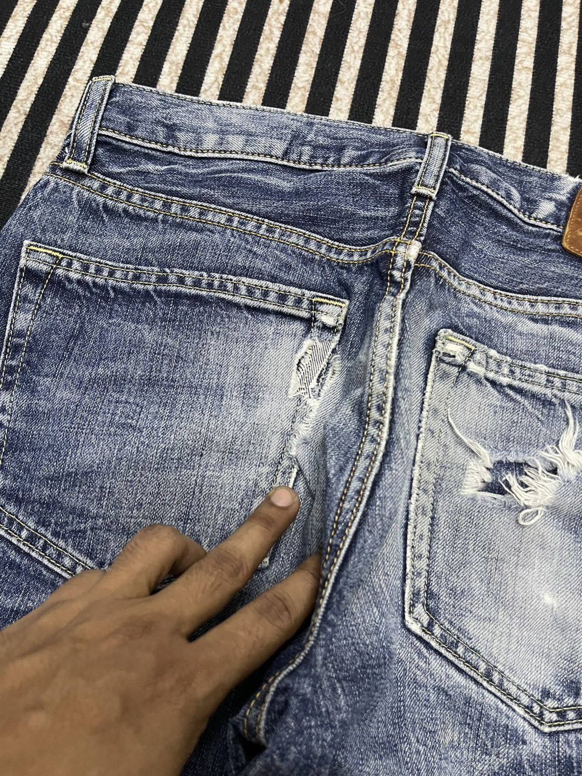 Beauty Beast 2000s UNIQLO MUDWASH DENIM DISTRESSED JEANS Size US 30 / EU 46 - 19 Thumbnail
