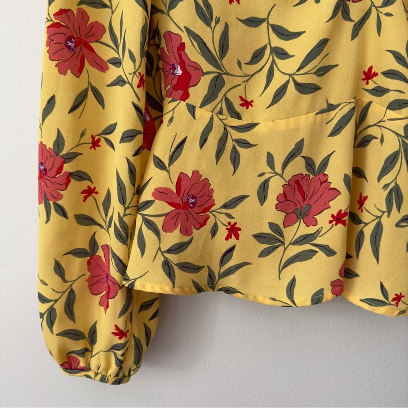 Other Lulus Floral Long Sleeve Peplum Top Ruched V-Neck Button EUC Size M / US 6-8 / IT 42-44 - 4 Thumbnail