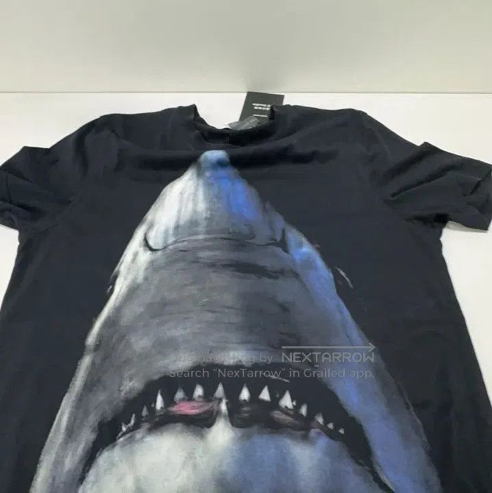 Givenchy Givenchy Shark Print Loose Short-Sleeve T-Shirt. Size US XS / EU 42 / 0 - 4 Thumbnail