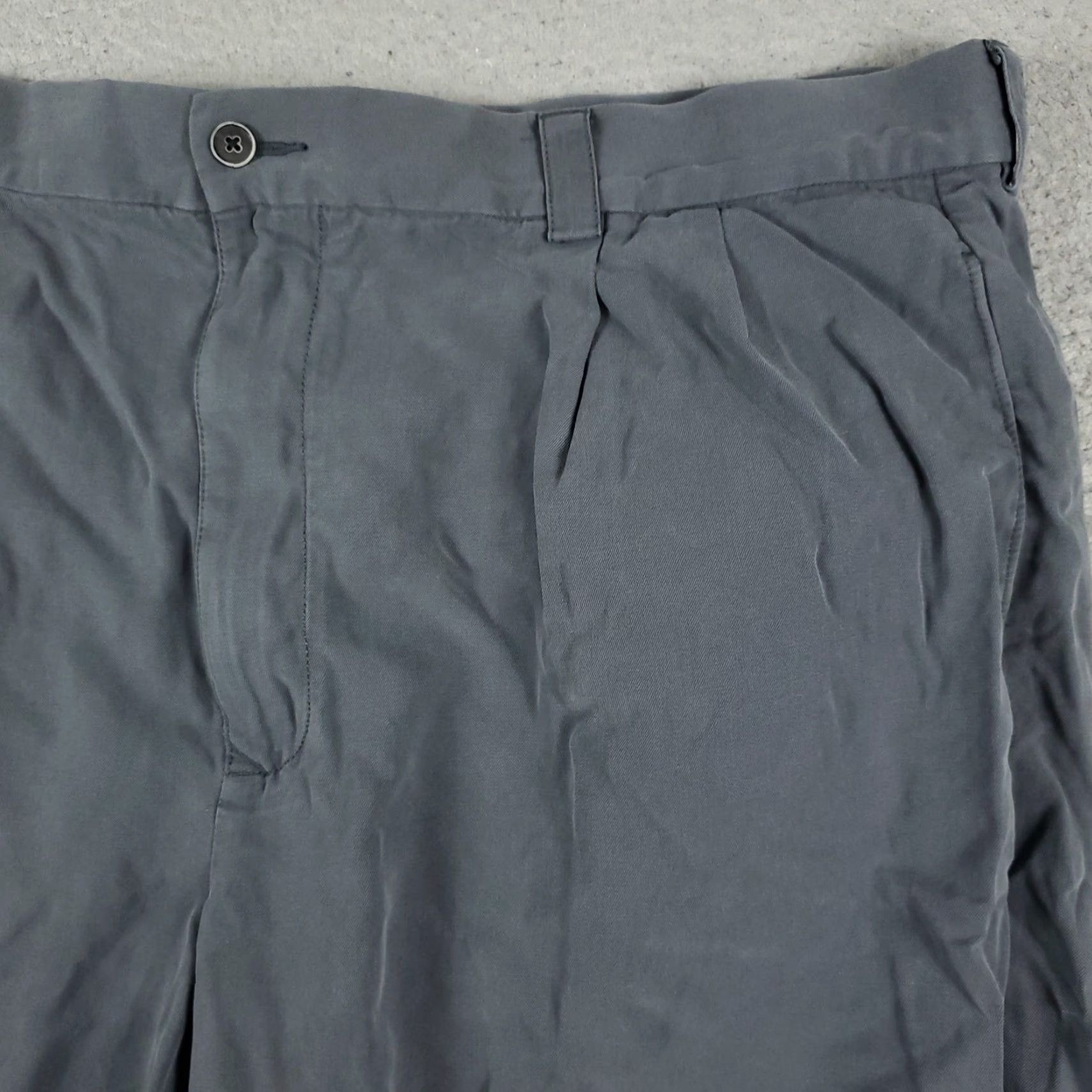 Tommy Bahama VINTAGE Tommy Bahama Shorts Men Size 38 Gray Silk Casual Pleated Chino Size US 38 / EU 54 - 3 Thumbnail